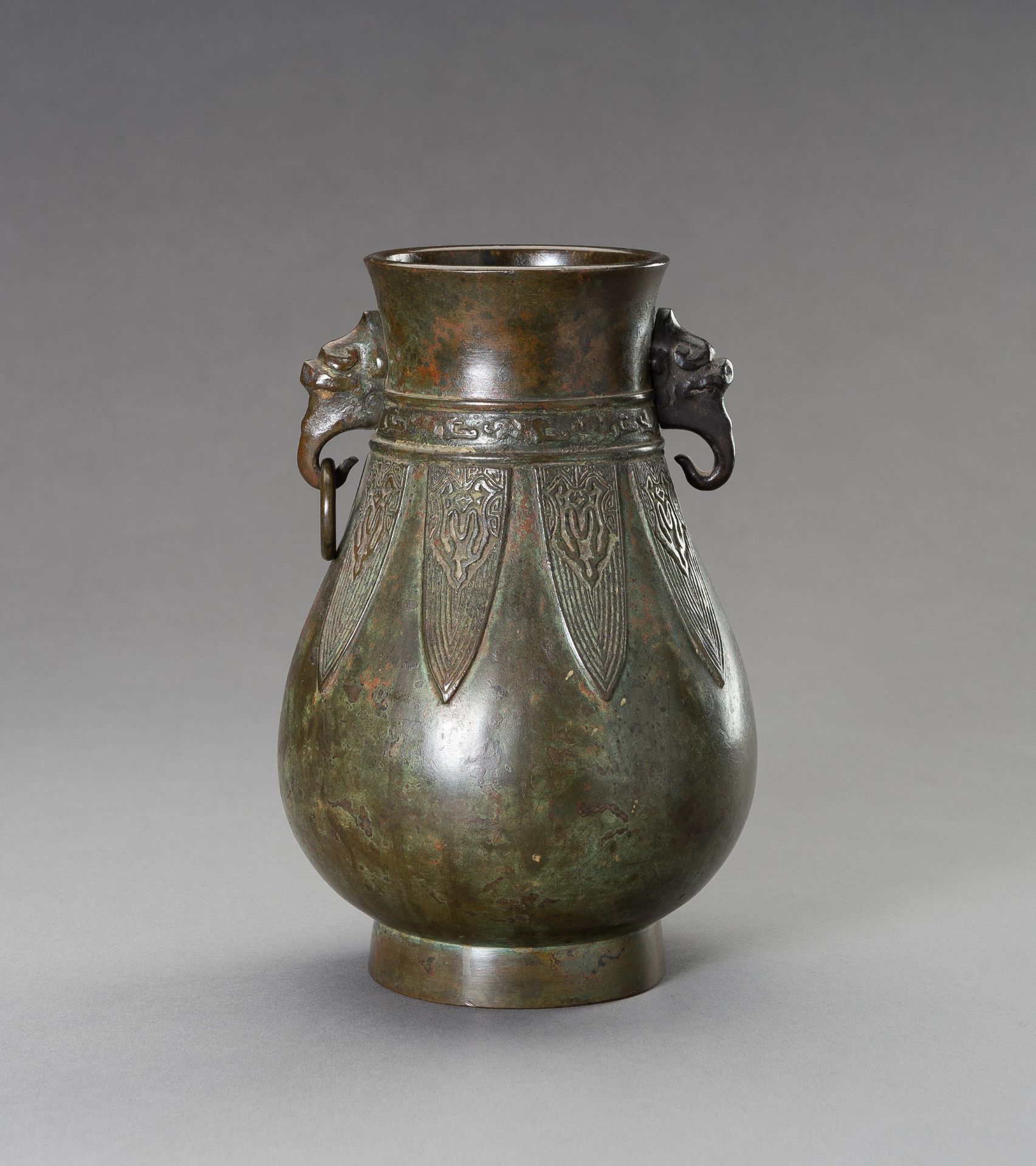 AN ARCHAISTIC BRONZE VASE