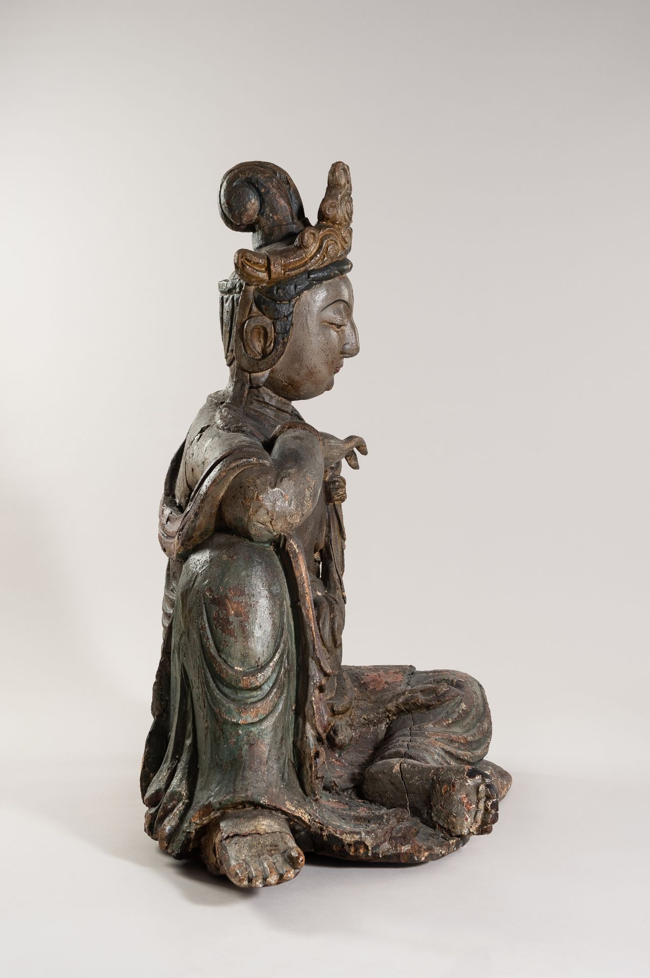A LARGE MING STYLE SCULPTURE OF GUANYIN, 20th CENTURY - Bild 6 aus 17
