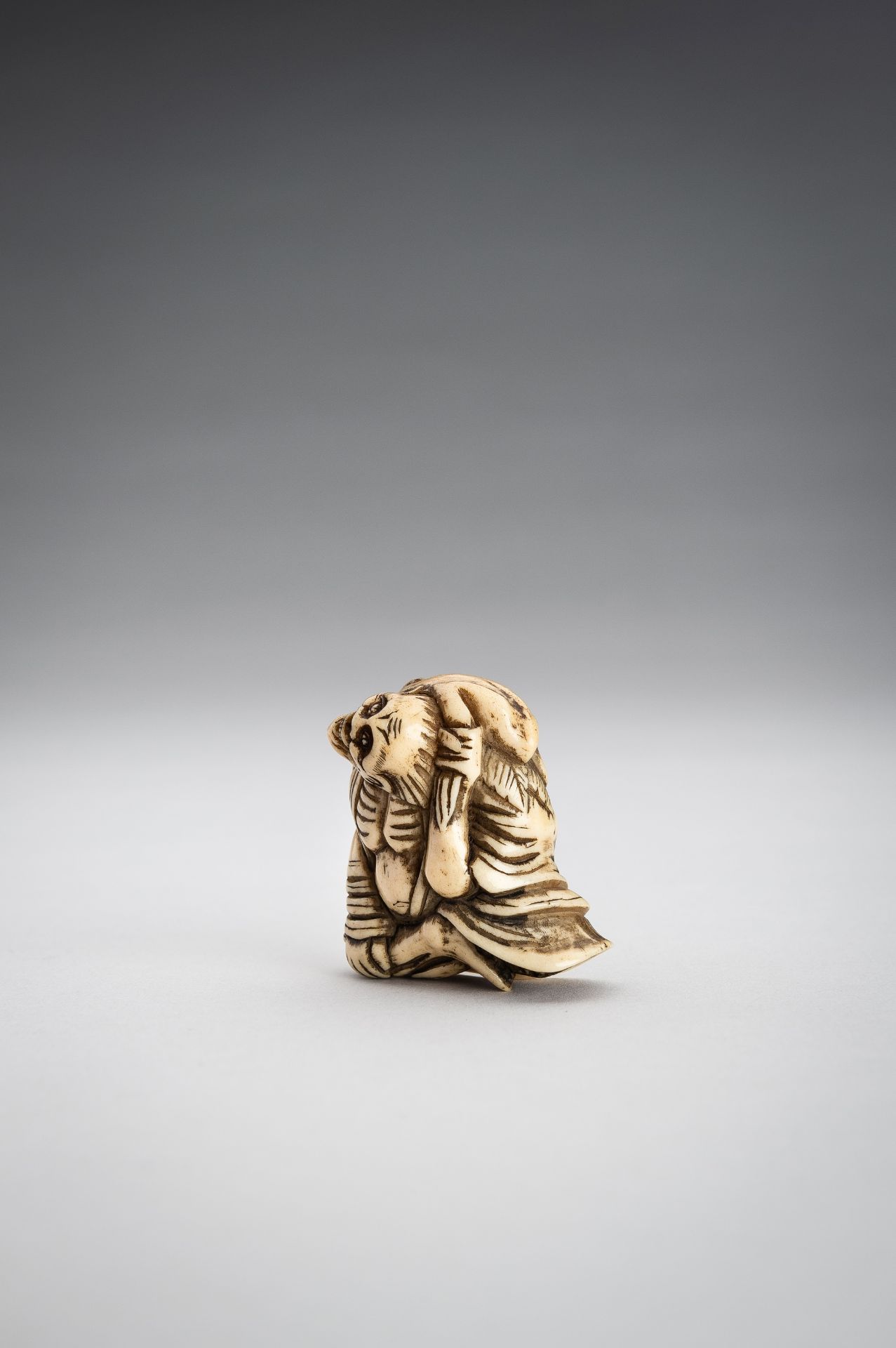 A STAG ANTLER NETSUKE OF GAMA SENNIN - Image 3 of 9