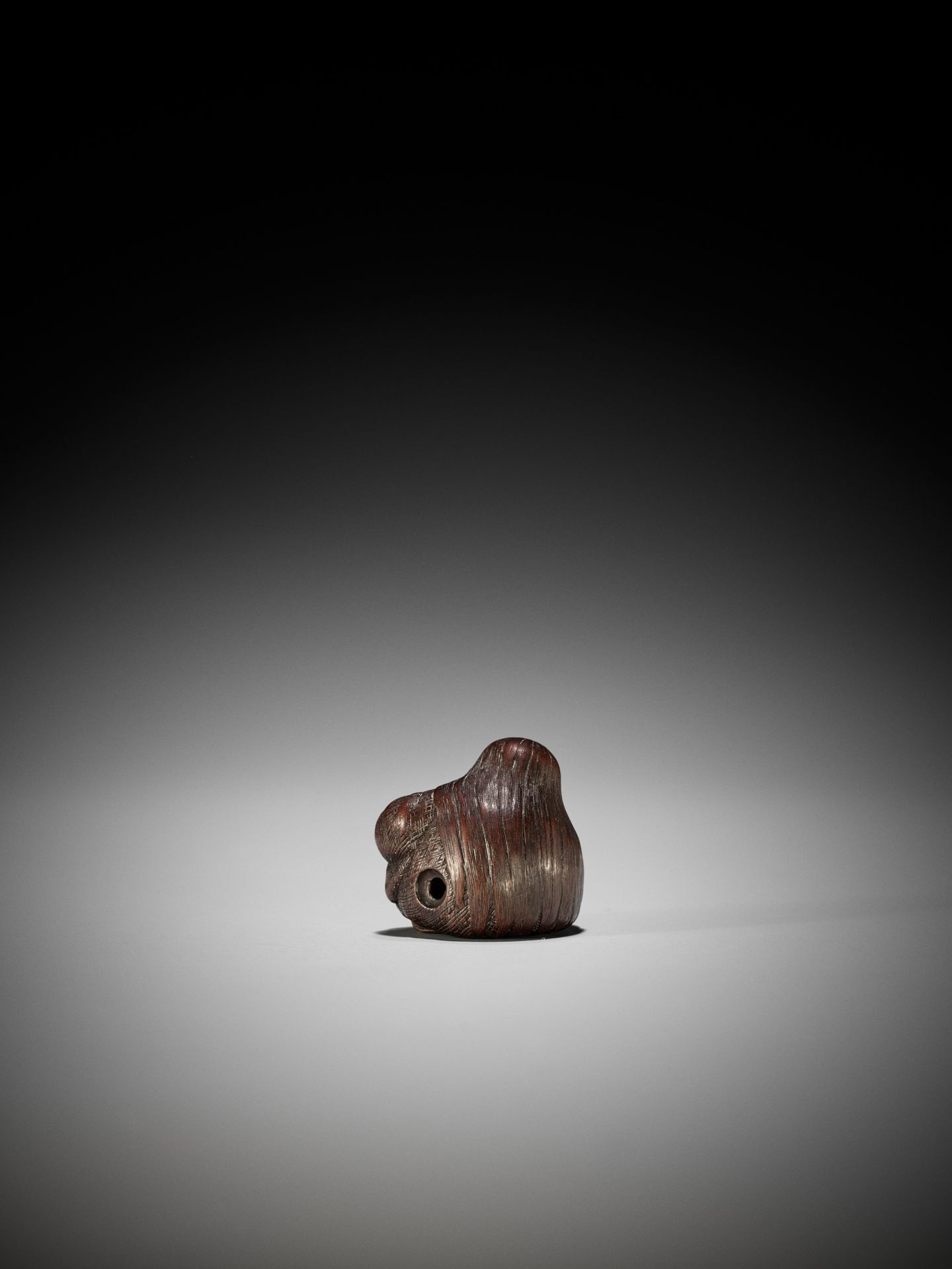 TADATOSHI: A SUPERB NAGOYA SCHOOL WOOD NETSUKE OF A SEATED SLEEPING SHOJO - Bild 8 aus 13