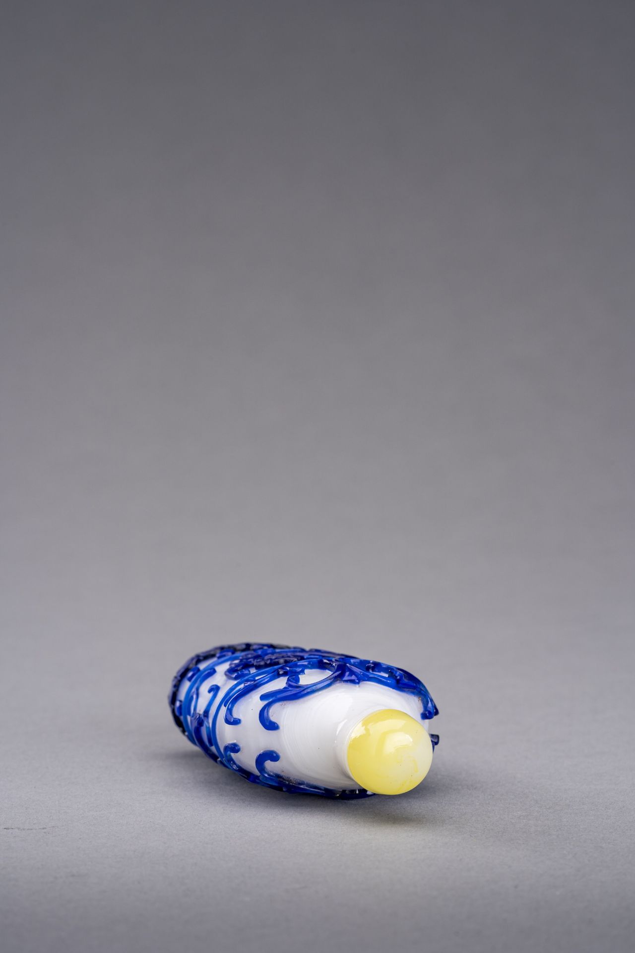 A FINE AND LARGE SAPPHIRE-BLUE OVERLAY GLASS SNUFF BOTTLE, 18th CENTURY - Bild 5 aus 6