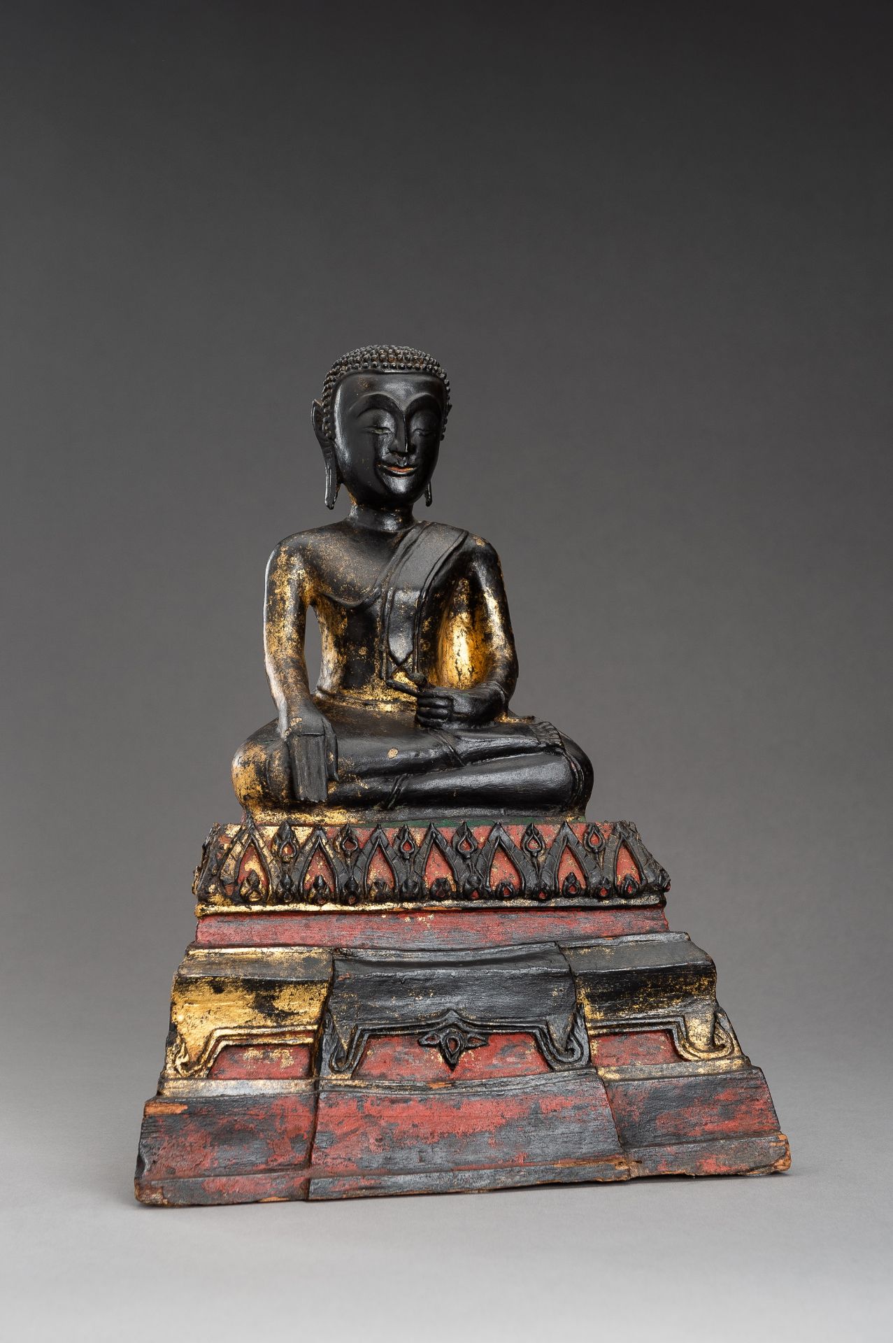 A BURMESE LACQUERED WOOD FIGURE OF BUDDHA SHAKYAMUNI - Image 2 of 11