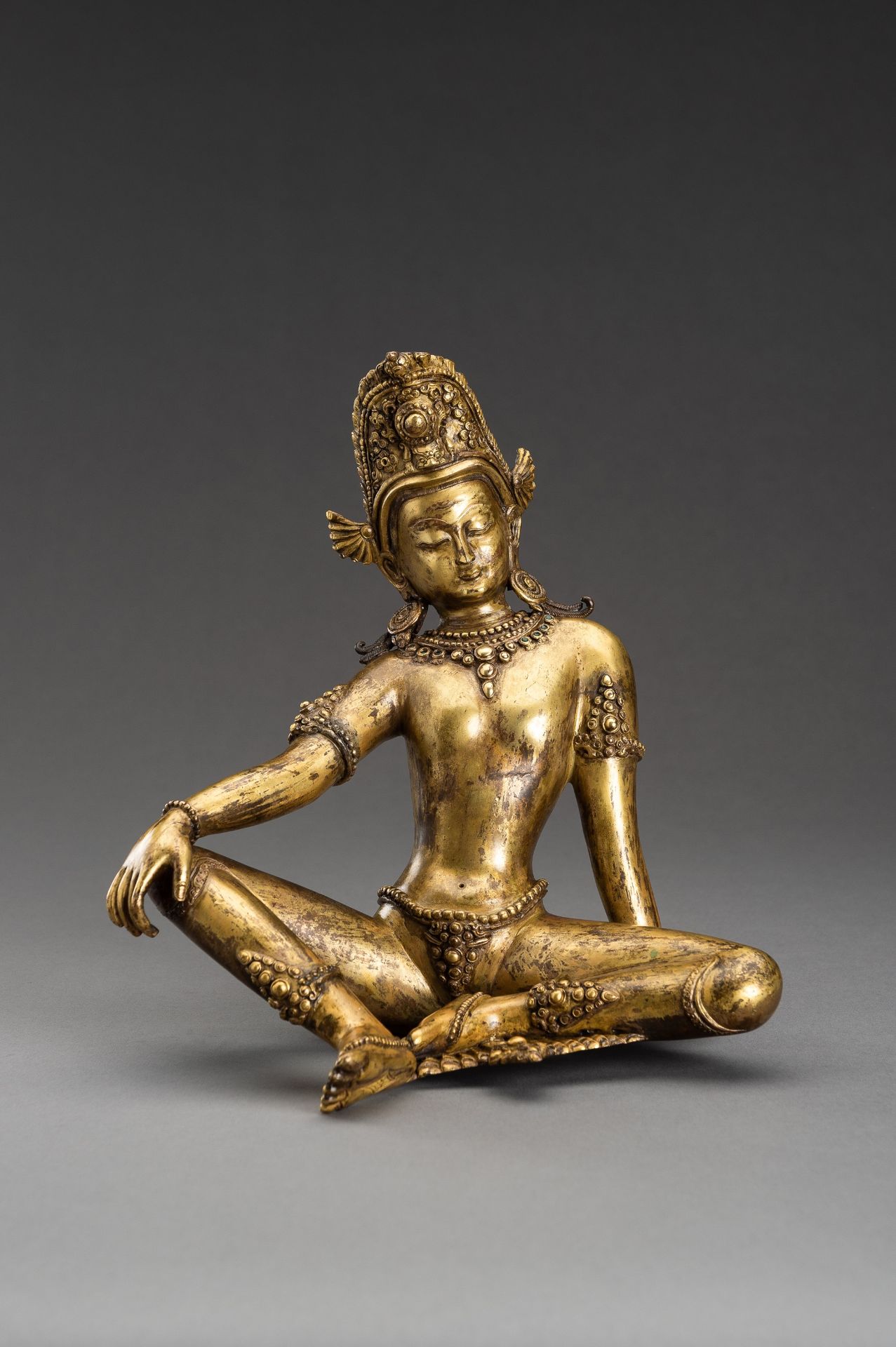 A GILT NEPALI BRONZE FIGURE OF INDRA, 1900s - Image 2 of 10