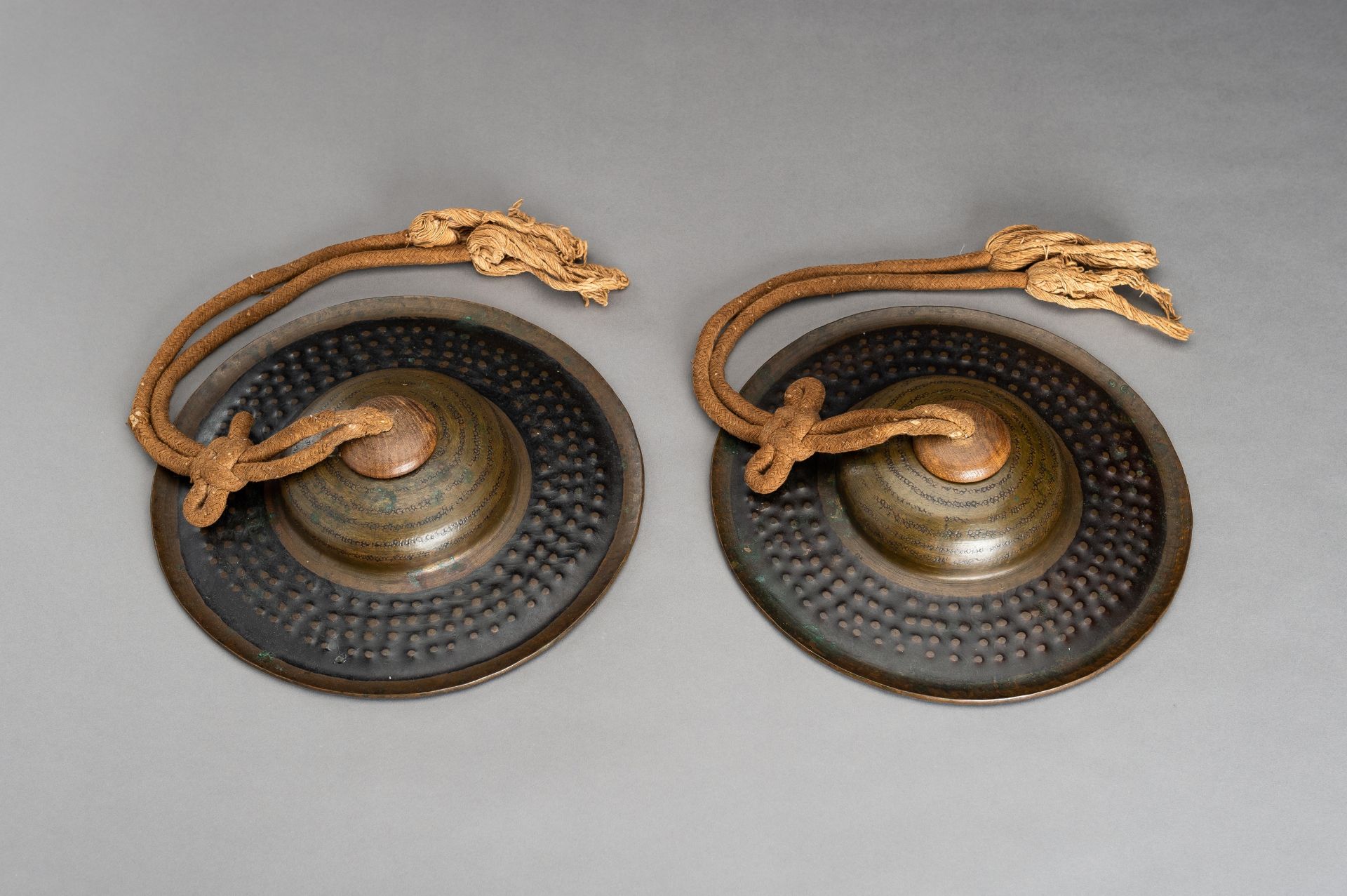 A PAIR OF BRONZE CYMBALS - Bild 3 aus 13