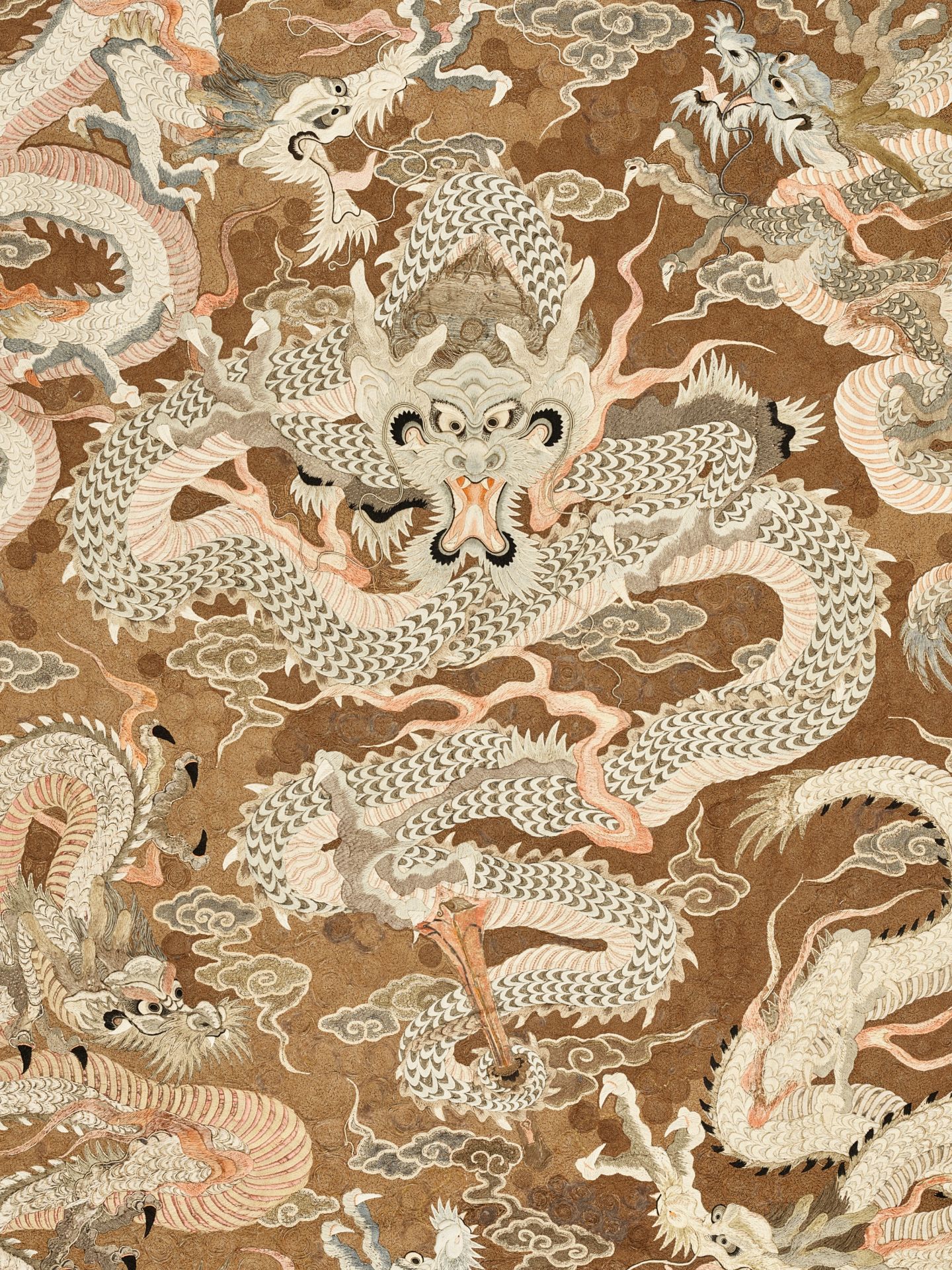 AN EXCEPTIONAL AND VERY LARGE SILK EMBROIDERED 'SEVEN DRAGON' WALL HANGING - Bild 7 aus 8