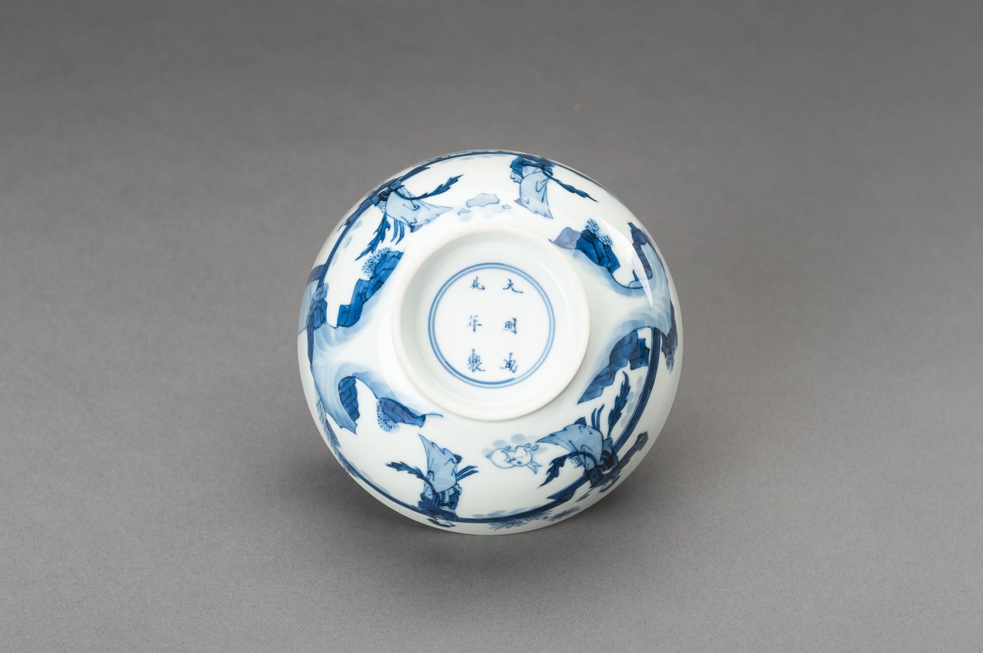 A KANGXI STYLE BLUE AND WHITE 'LADIES IN PALACE' PORCELAIN BOWL, 1920s - Image 13 of 14