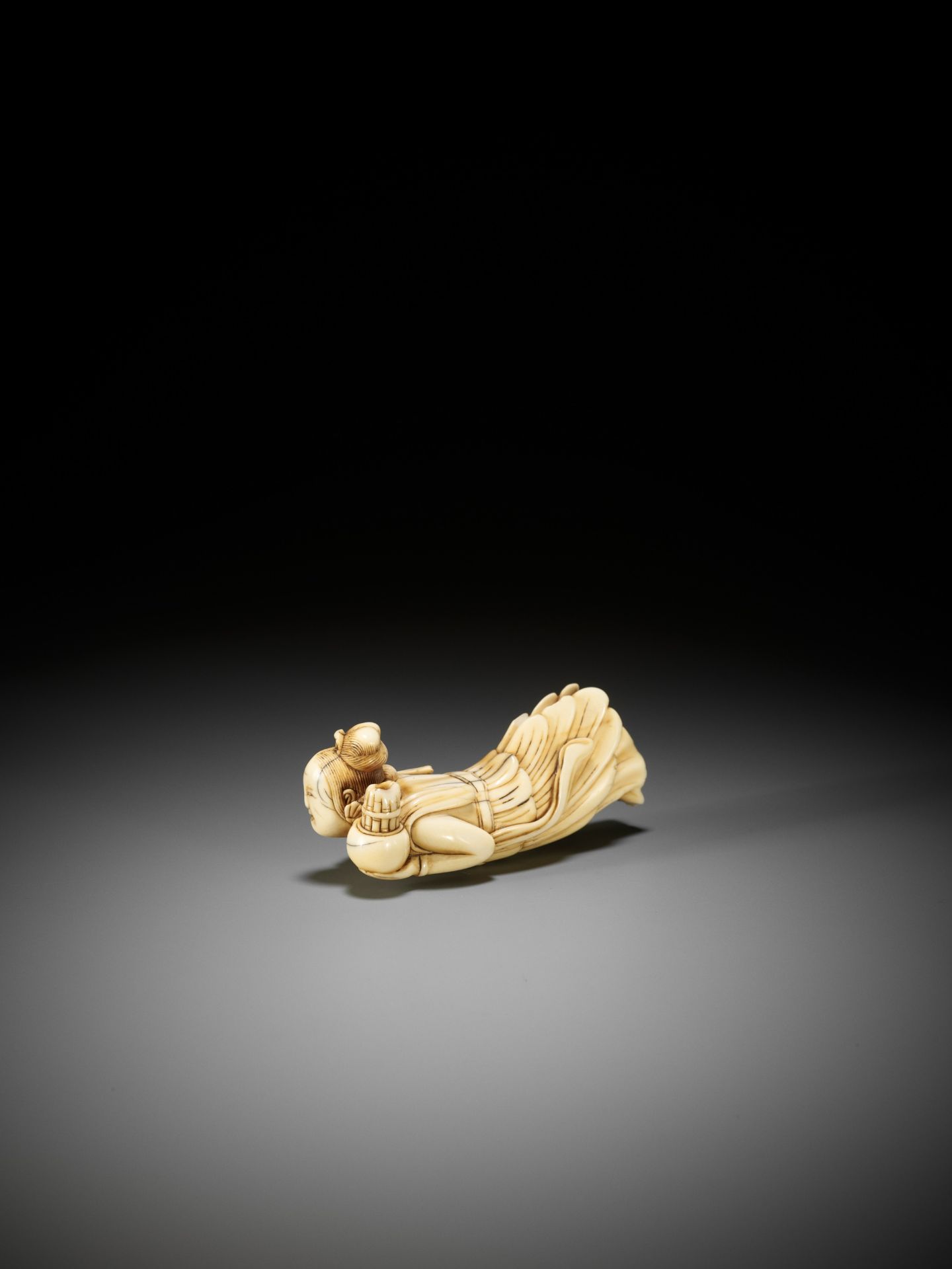 A SUPERB, LARGE AND RARE IVORY NETSUKE OF A TENNIN (BUDDHIST ANGEL) - Bild 8 aus 11