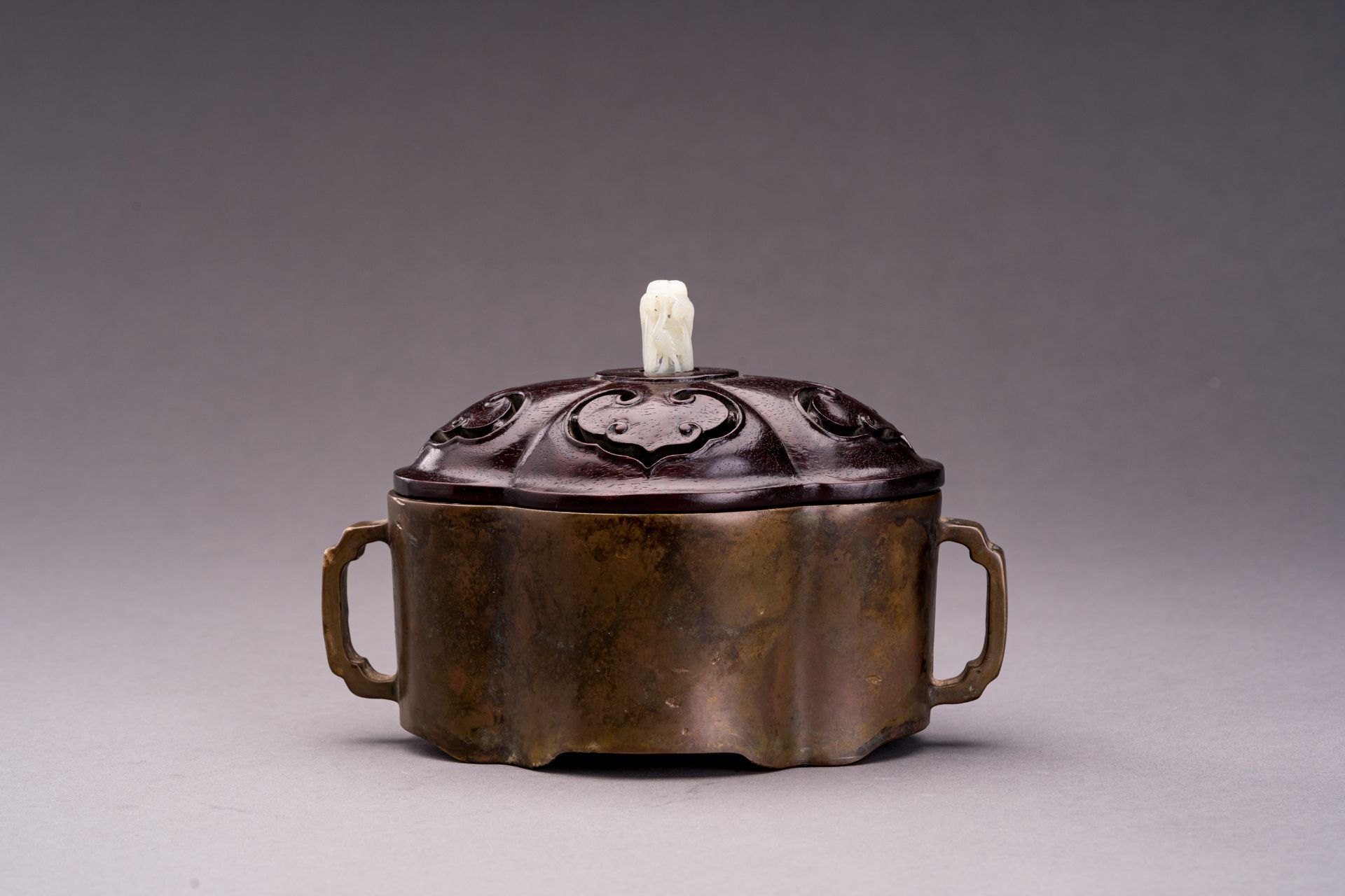 A BRONZE CENSER WITH WOOD COVER AND JADE FINIAL, 1920s - Bild 6 aus 9