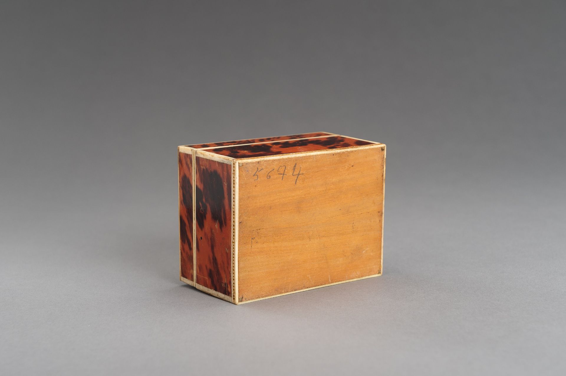 A WOOD LINED BONE 'TORTOISE SHELL' TOBACCO BOX - Image 13 of 13