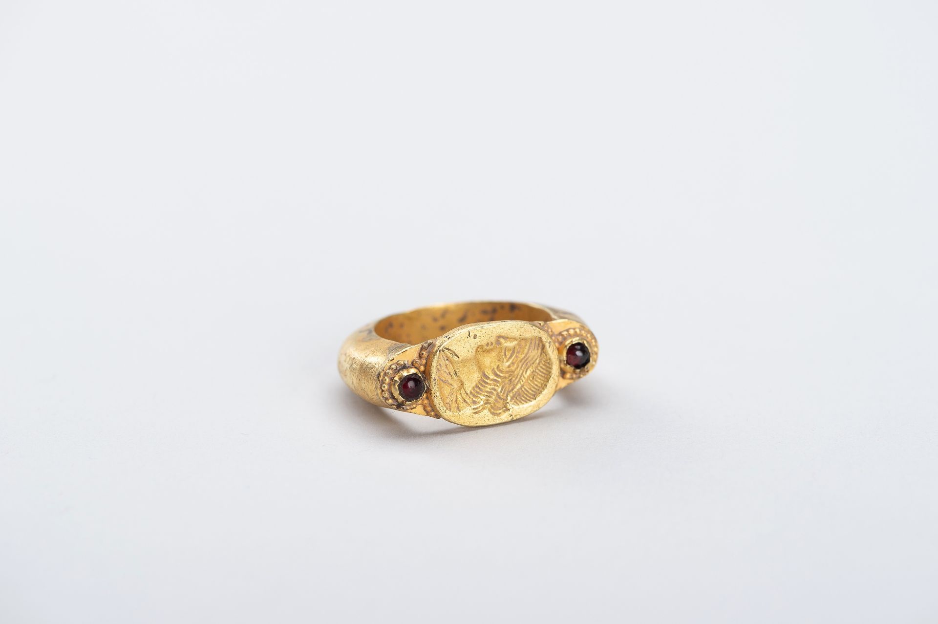 A BACTRIAN INTAGLIO SEAL GOLD RING - Image 3 of 11