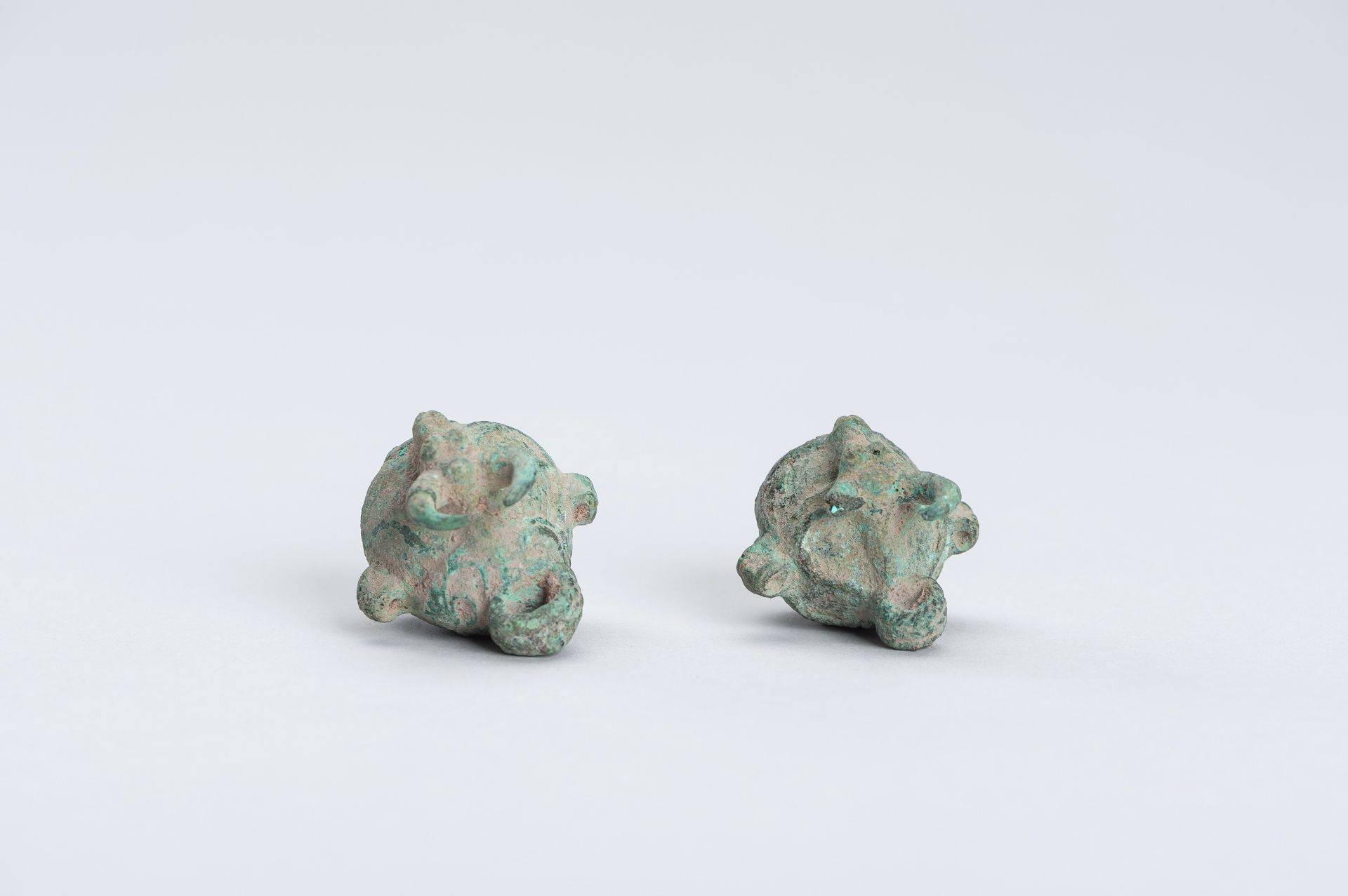 A PAIR OF DONG SON 'BULL'S HEAD' BRONZE BELLS - Bild 7 aus 9