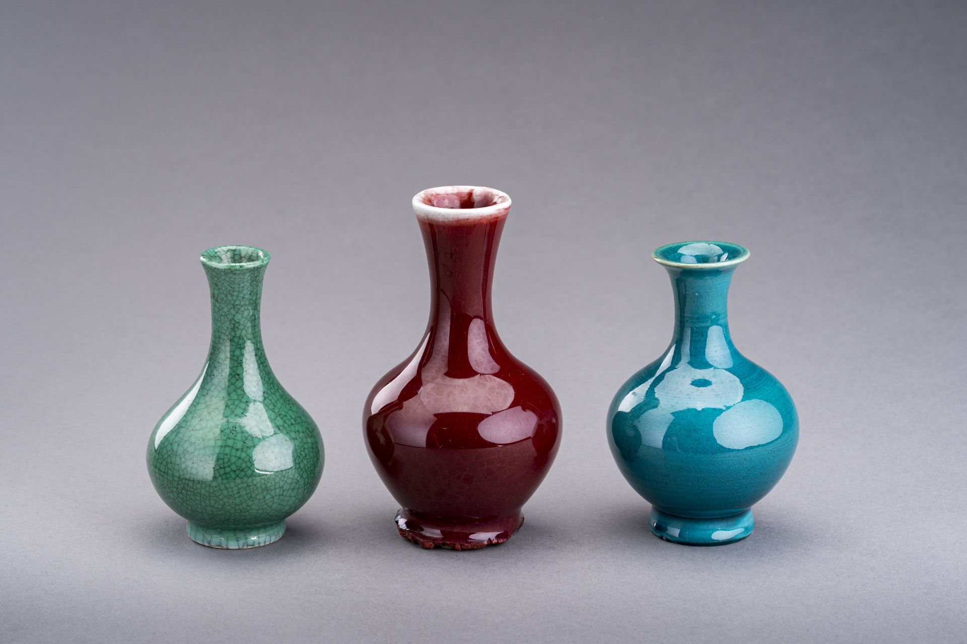 A GROUP OF THREE MINIATURE BOTTLE VASES, TIANQIUPING, c. 1920s - Bild 5 aus 7