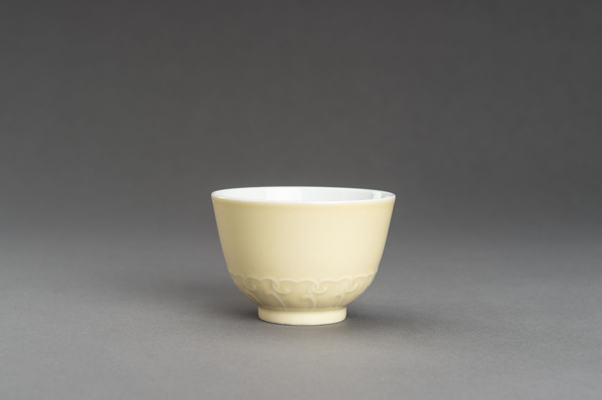 A CREAM GLAZED PORCELAIN CUP, YONGZHENG MARK - Bild 6 aus 11