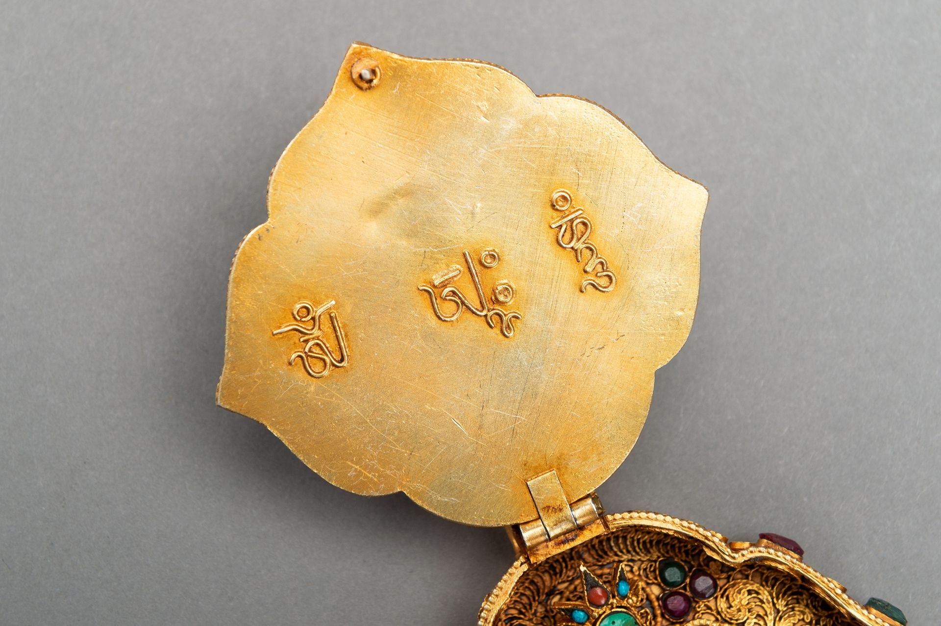 AN INLAID AND GILT AMULET-CONTAINER GAU WITH VAJRASATTVA - Image 14 of 17