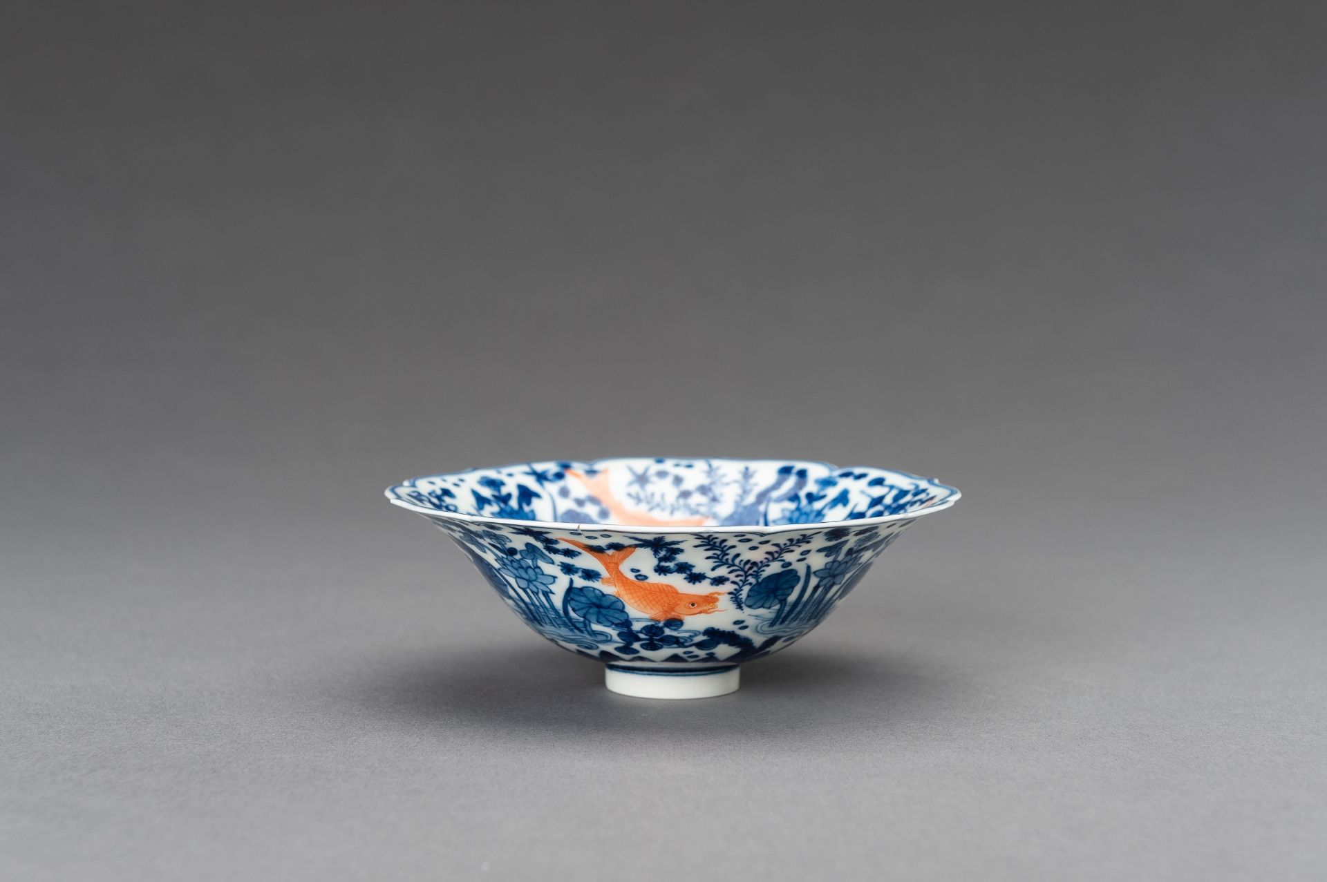 A FINE BLUE AND WHITE 'GOLDFISH' PORCELAIN BOWL, c. 1920s - Bild 7 aus 15