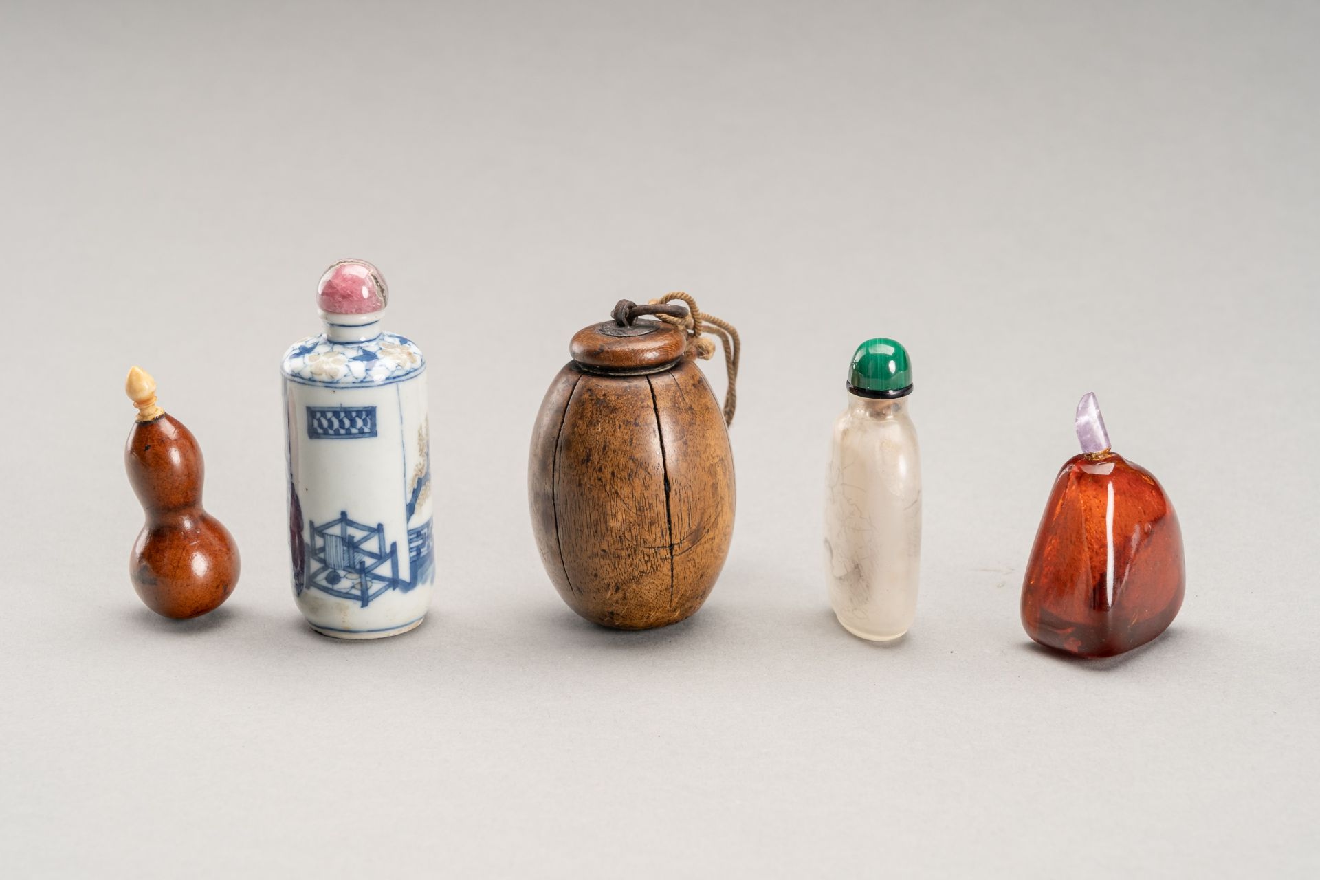 A GROUP OF FIVE SNUFF BOTTLES, c. 1900s - Bild 4 aus 7