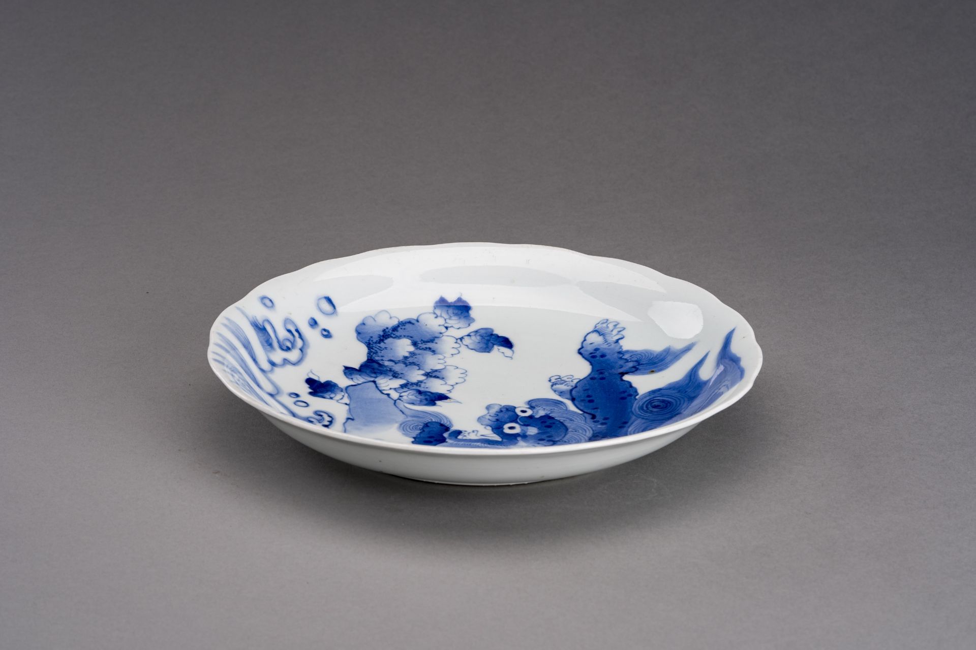 A BLUE AND WHITE IMARI PORCELAIN DISH 'SHISHI', EDO - Image 2 of 8