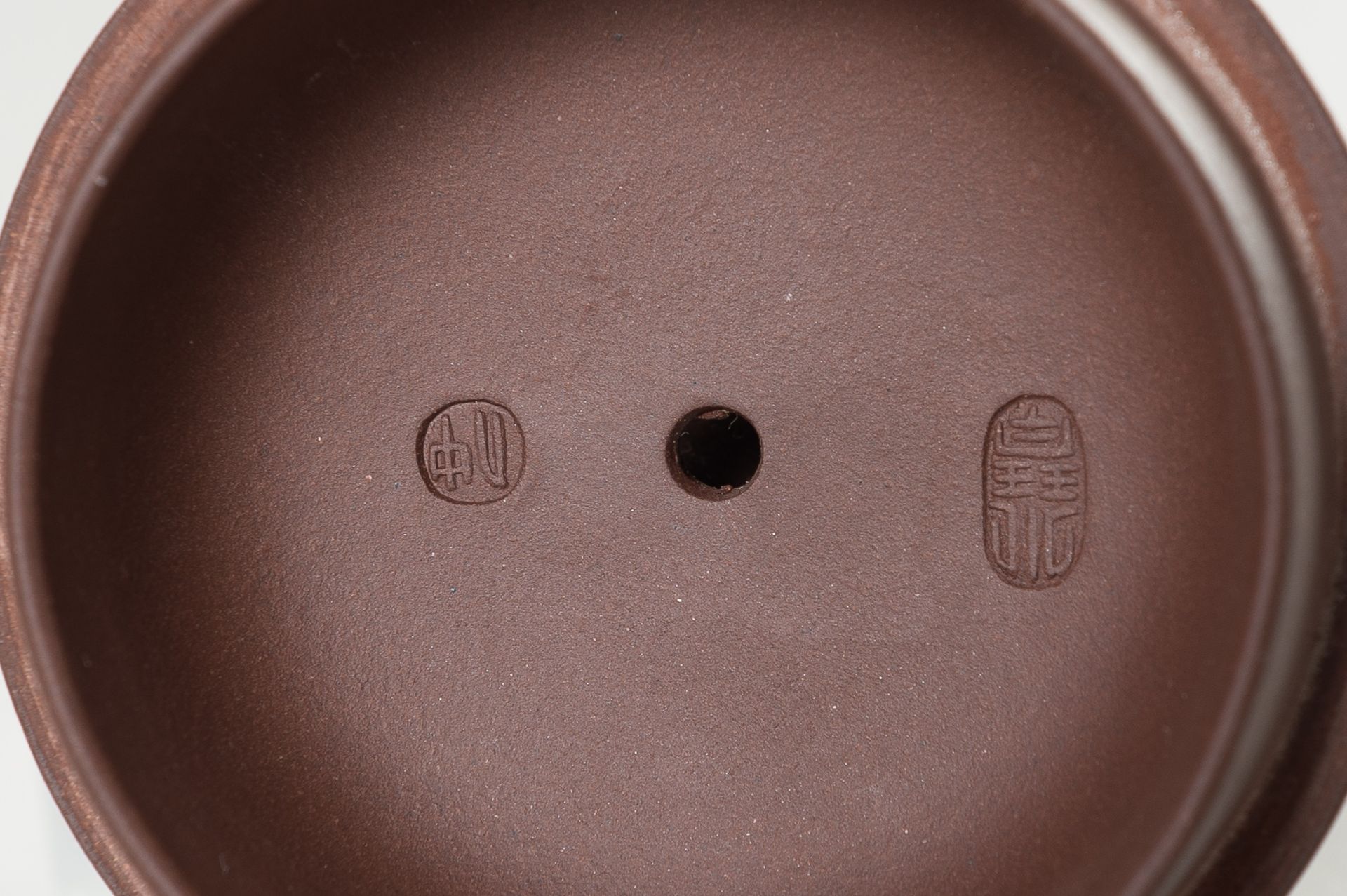 AN YIXING ZISHA TEAPOT AND COVER - Image 10 of 14