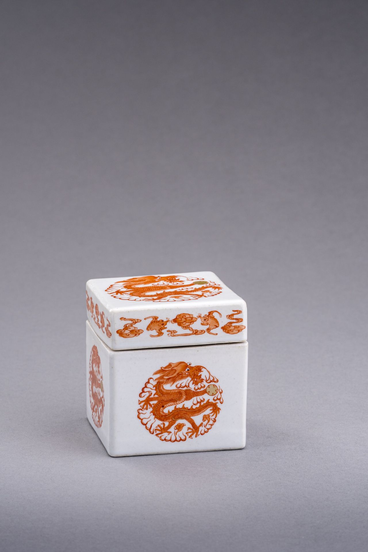 A SQUARE 'DRAGON' PORECLAIN BOX AND COVER - Image 4 of 8