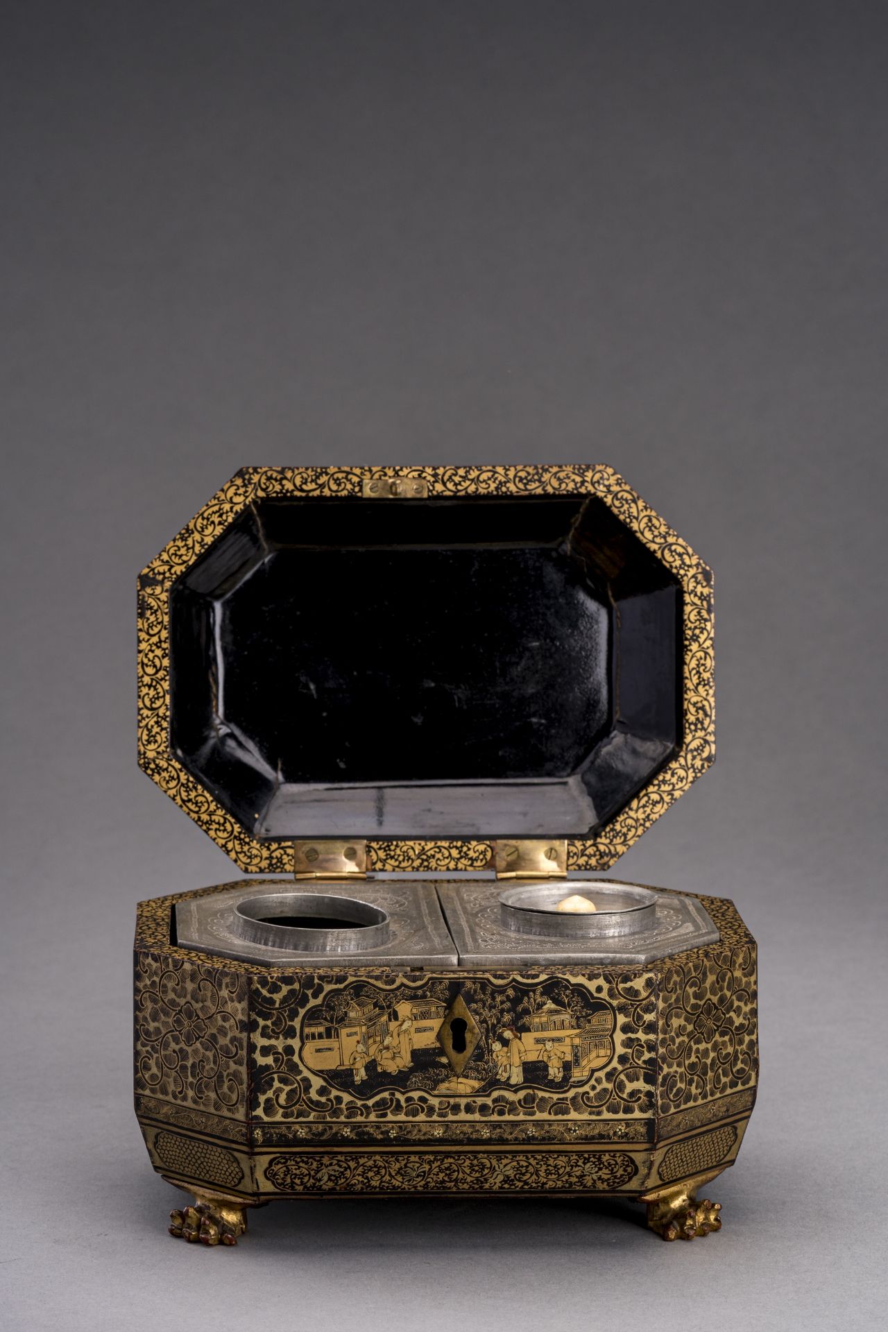 AN OCTAGONAL EXPORT LAQUER BOX WITH FIGURAL SCENES - Image 9 of 11