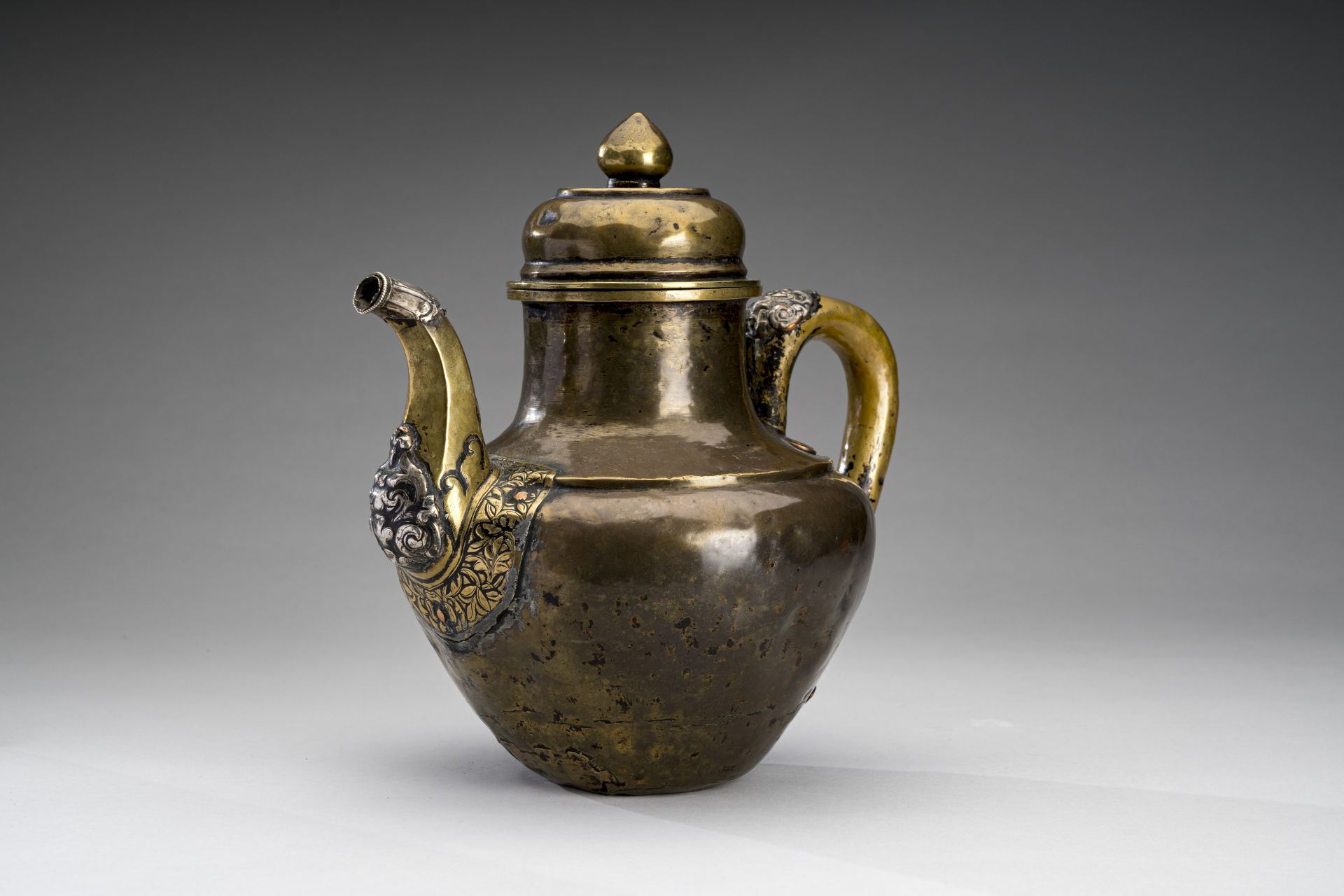 A TIBETAN COPPER EWER, 19th CENTURY - Bild 2 aus 10