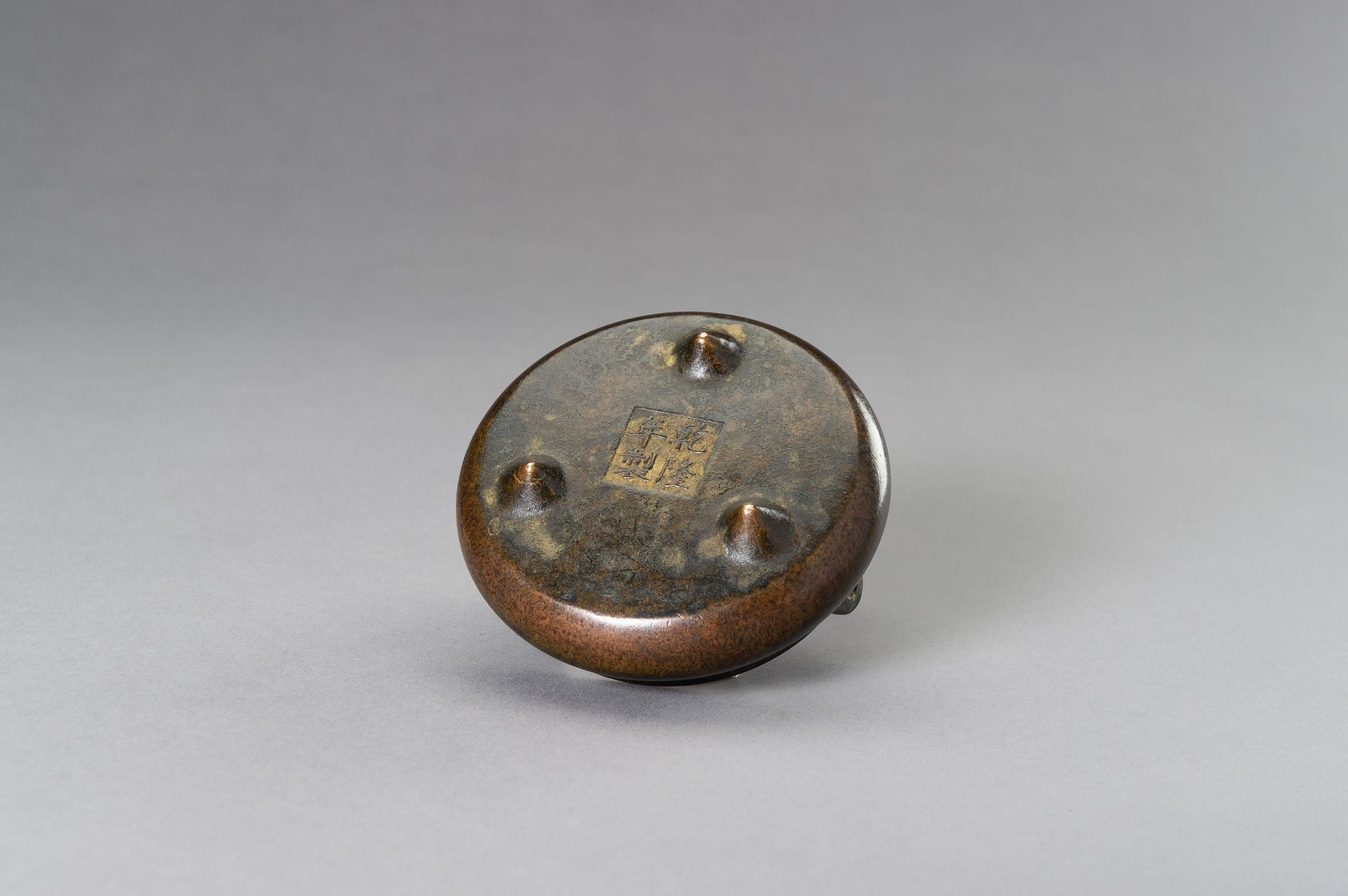 A SMALL BRONZE TRIPOD CENSER - Image 9 of 10