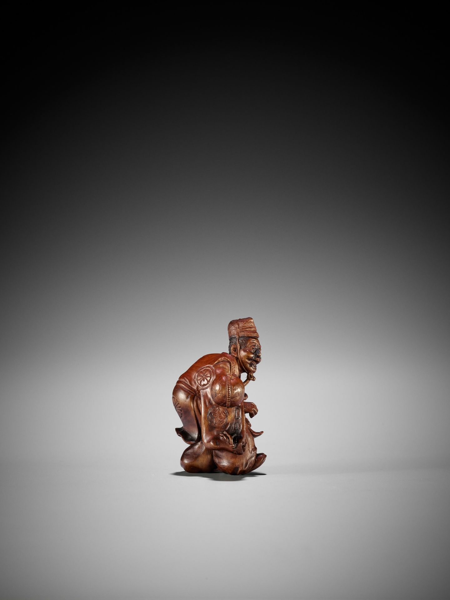 SEIHO: A FINE STAINED BOXWOOD NETSUKE OF A KEMARI PLAYER - Image 8 of 9