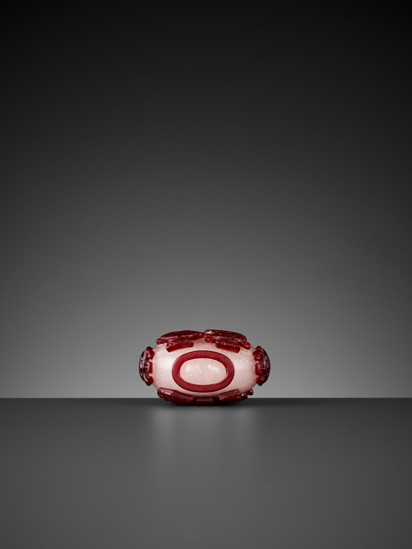 A RUBY-RED OVERLAY 'ANTIQUE TREASURES' GLASS SNUFF BOTTLE, QING DYNASTY - Image 7 of 7