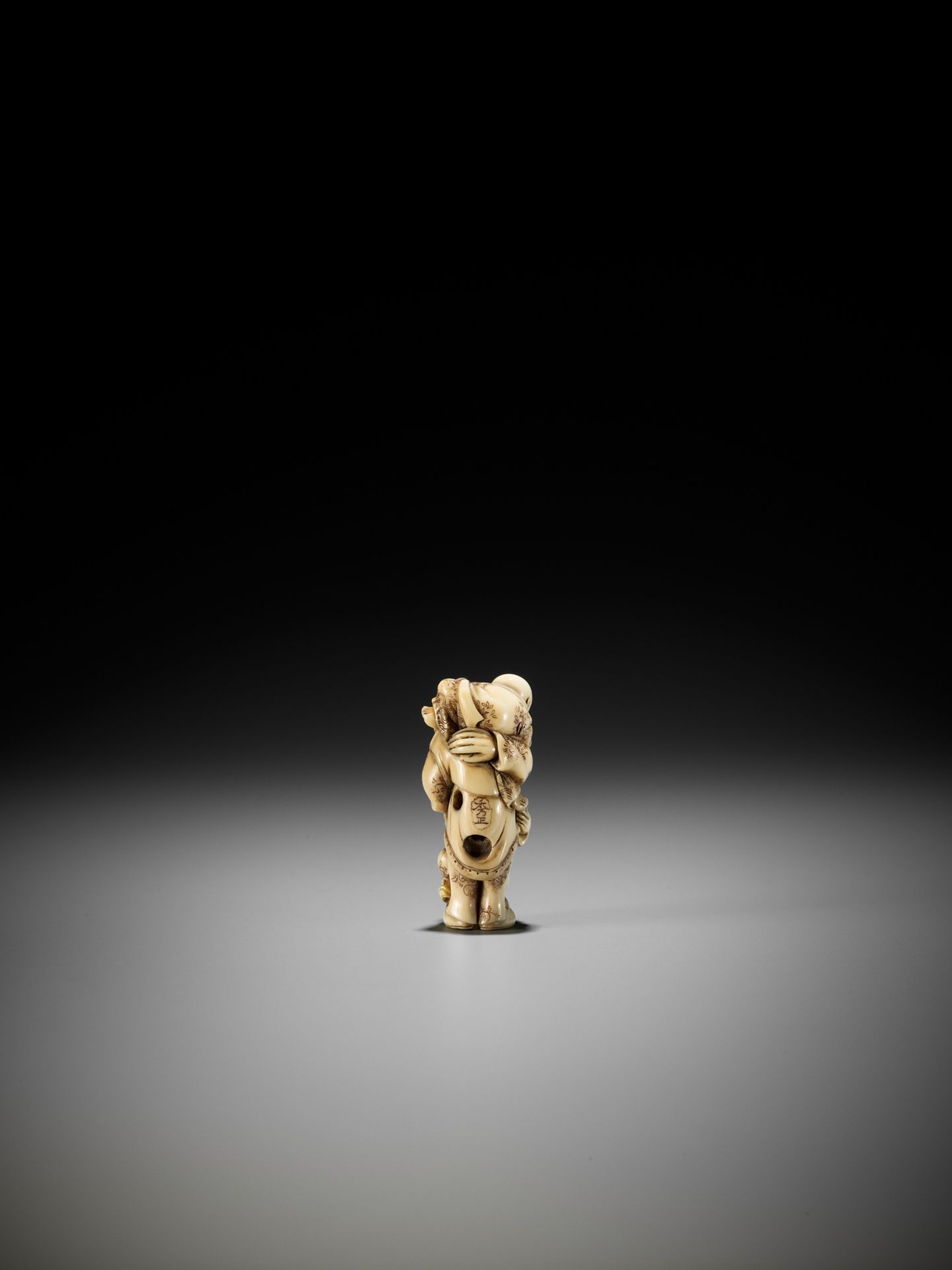 HIDEMASA: AN IVORY NETSUKE OF A DUTCHMAN WITH CHILDREN - Image 2 of 10