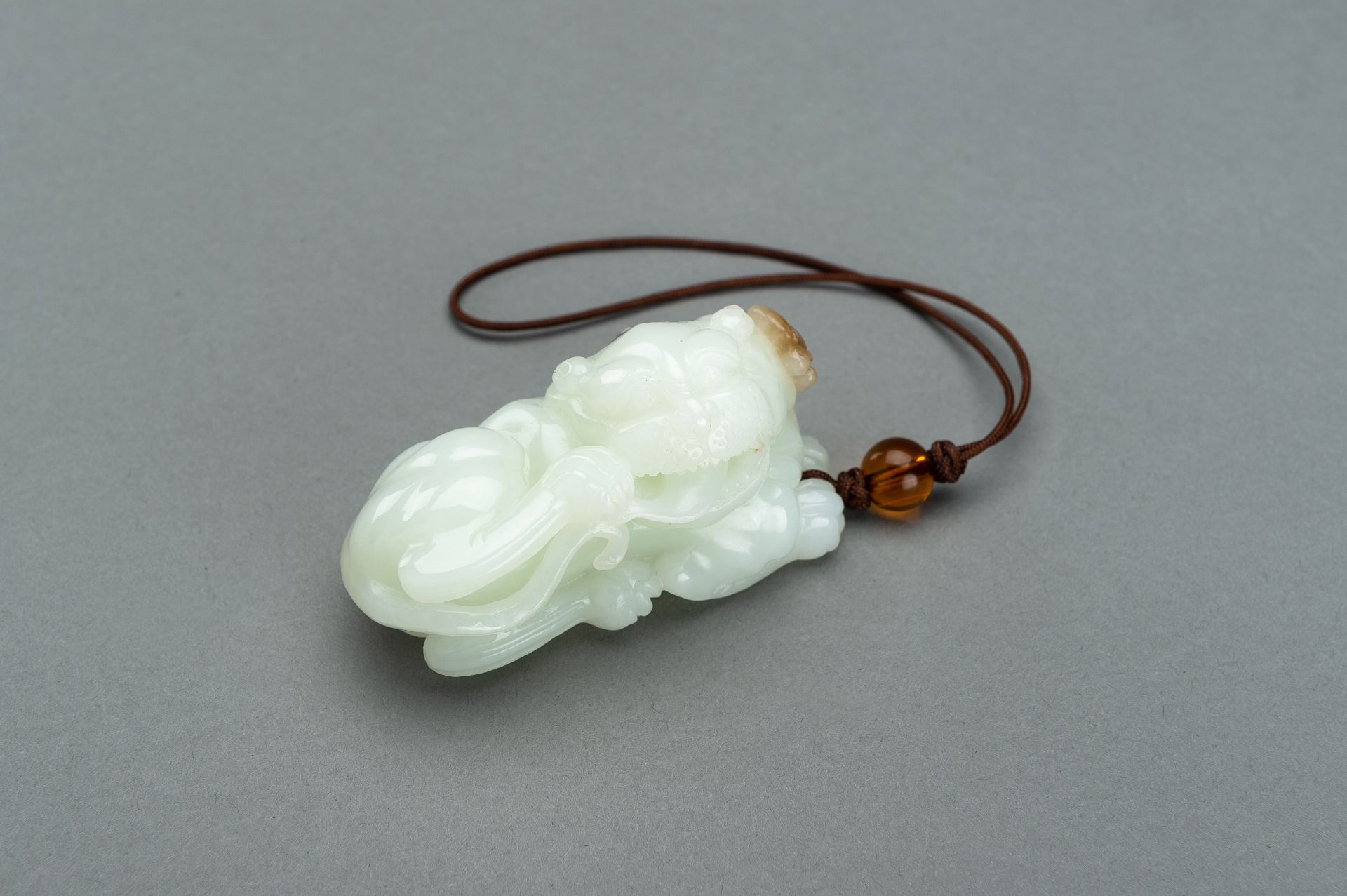 A WHITE JADE 'BUDDHIST LION AND BAT' CARVING, 1900s - Image 5 of 11