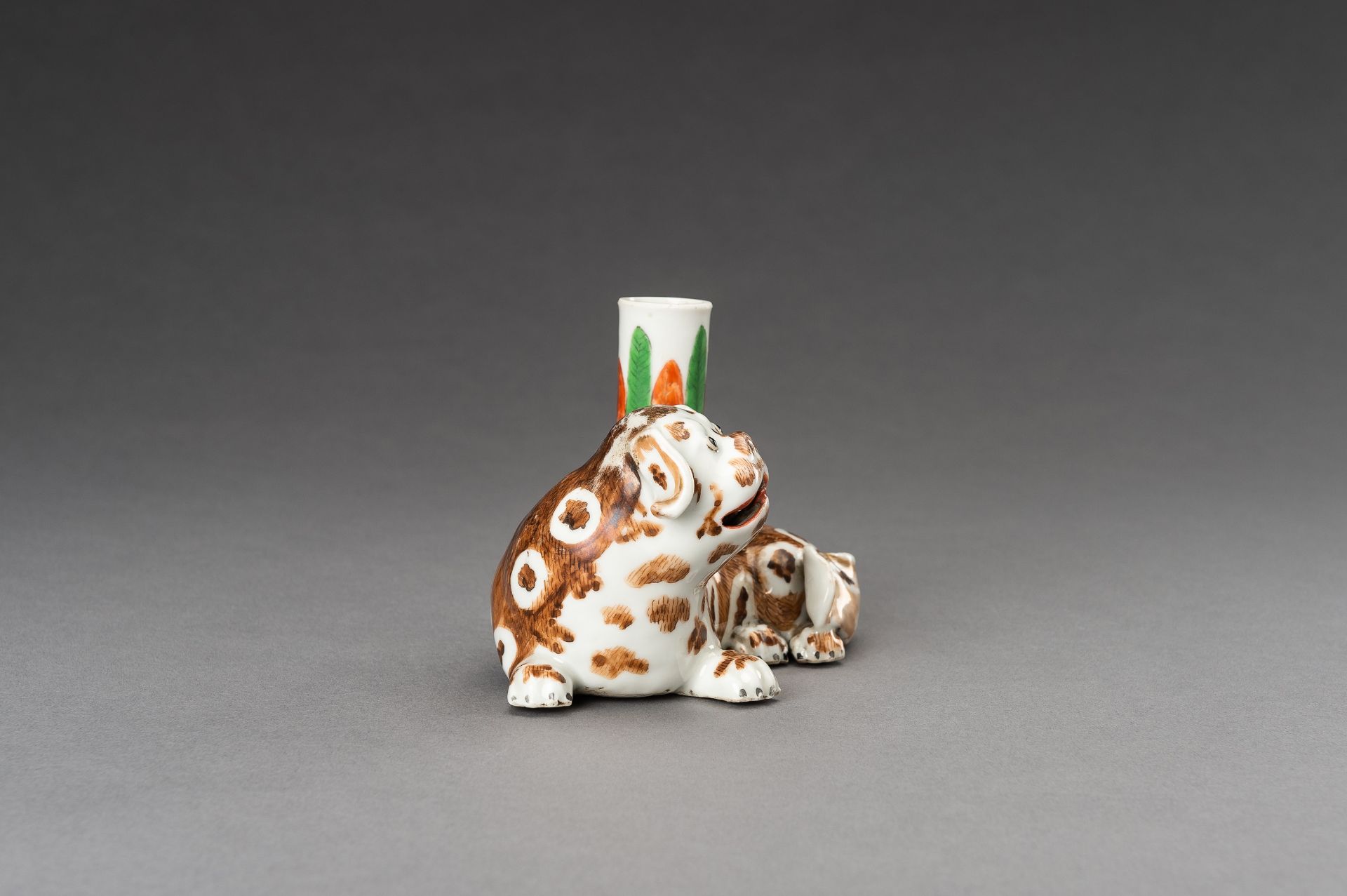 A CANTON 'PUG DOG' EXPORT PORCELAIN CANDLE STICK, QING - Bild 7 aus 12