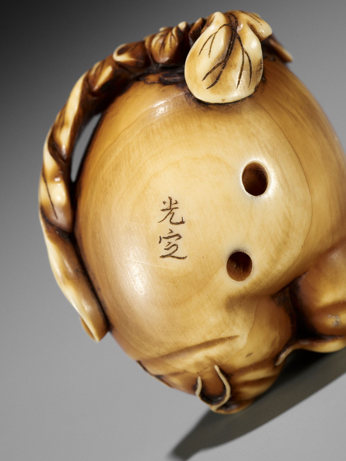 MITSUSADA: A FINE IVORY NETSUKE OF A DAIKON (FORKED RADISH) WITH DAIKOKU - Image 10 of 11