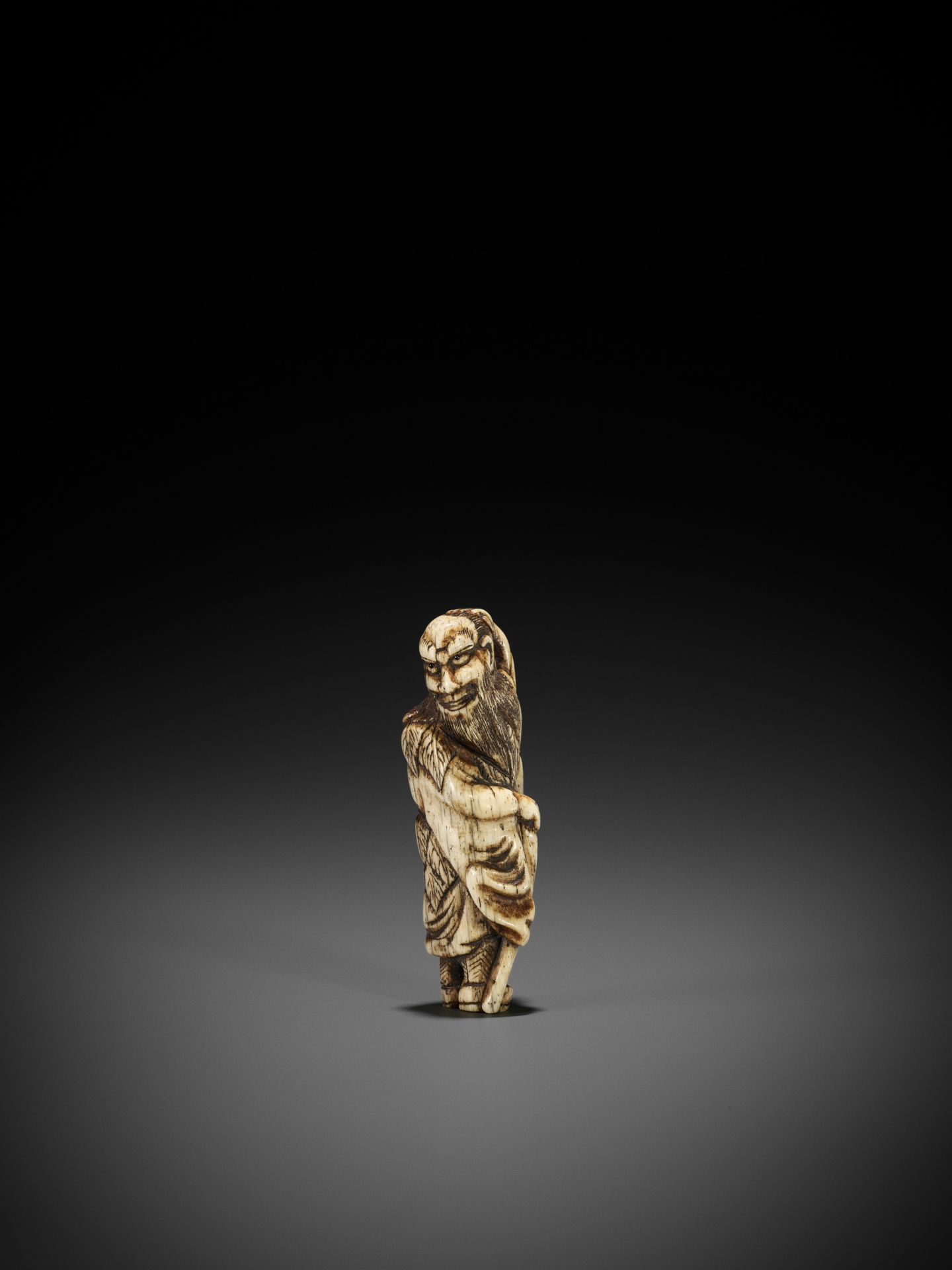 A STAG ANTLER NETSUKE OF TEKKAI SENNIN - Bild 7 aus 11