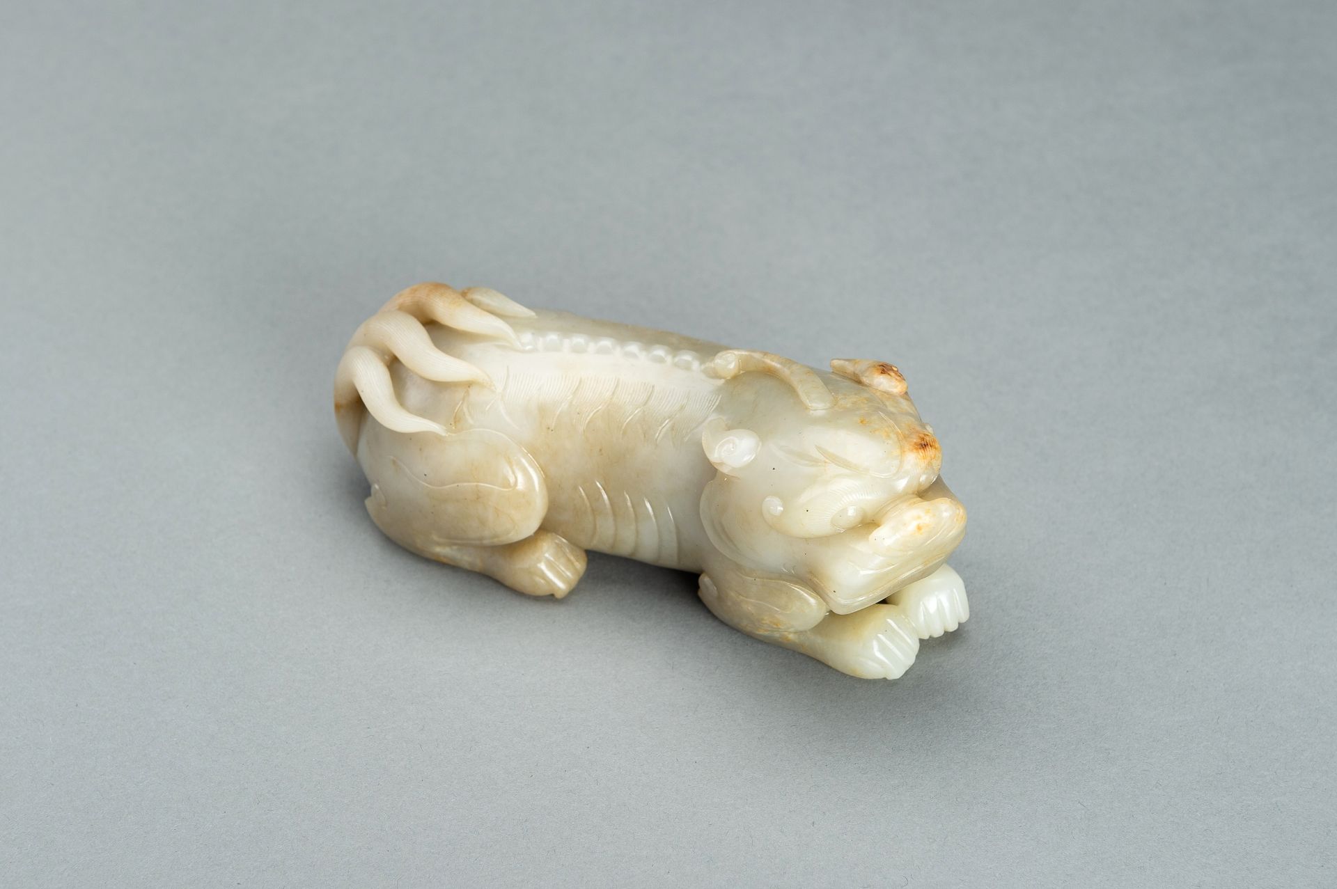 A PALE CELADON JADE 'BIXIE' CARVING - Image 15 of 16