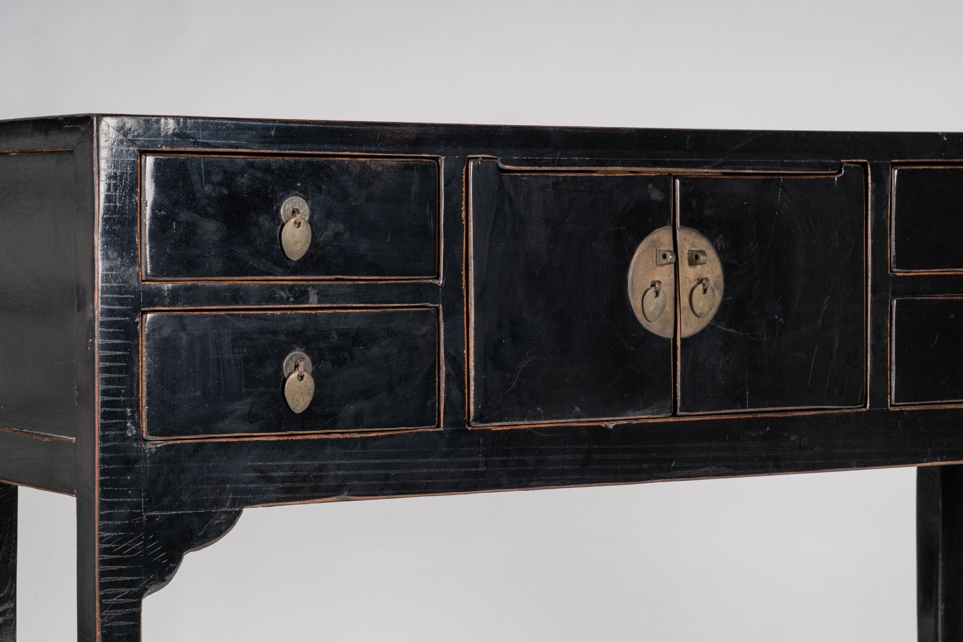 A BLACK LACQUERED CONSOLE TABLE, MEIJI - Bild 2 aus 11
