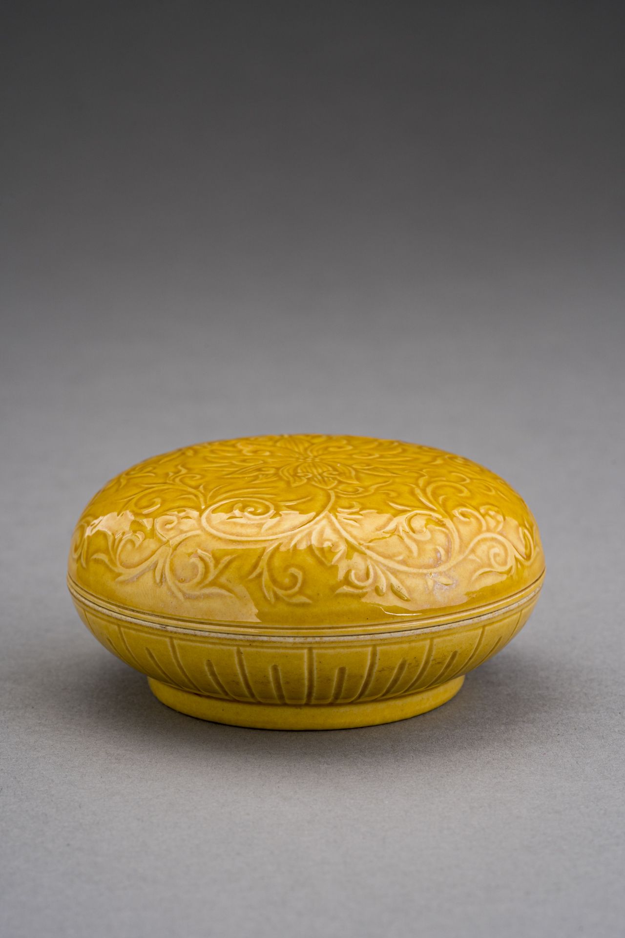 A YELLOW GLAZED PORCELAIN BOX AND COVER, c. 1920s - Image 4 of 9