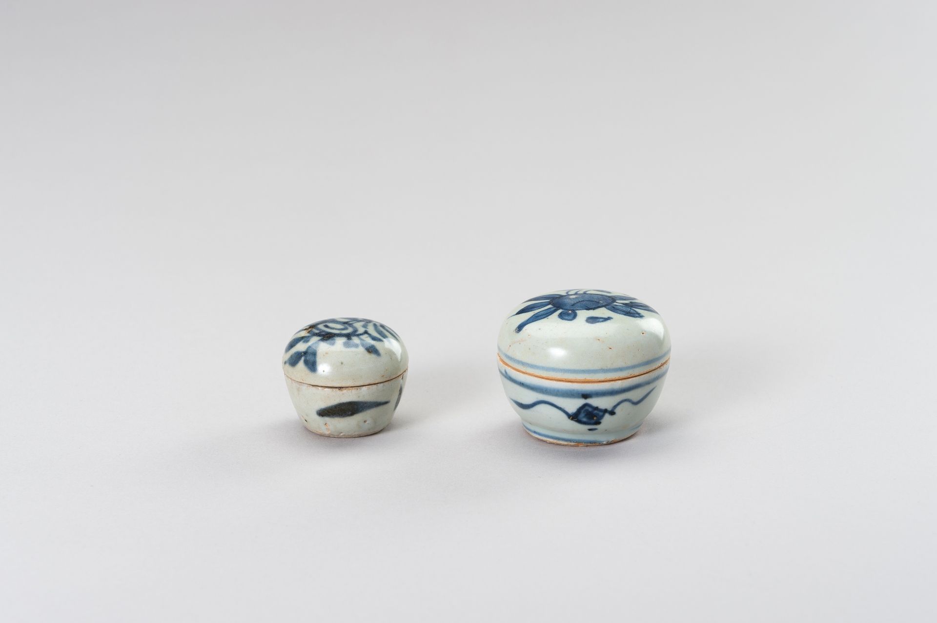 A SET OF TWO SMALL BLUE AND WHITE PORCELAIN BOXES - Image 4 of 11