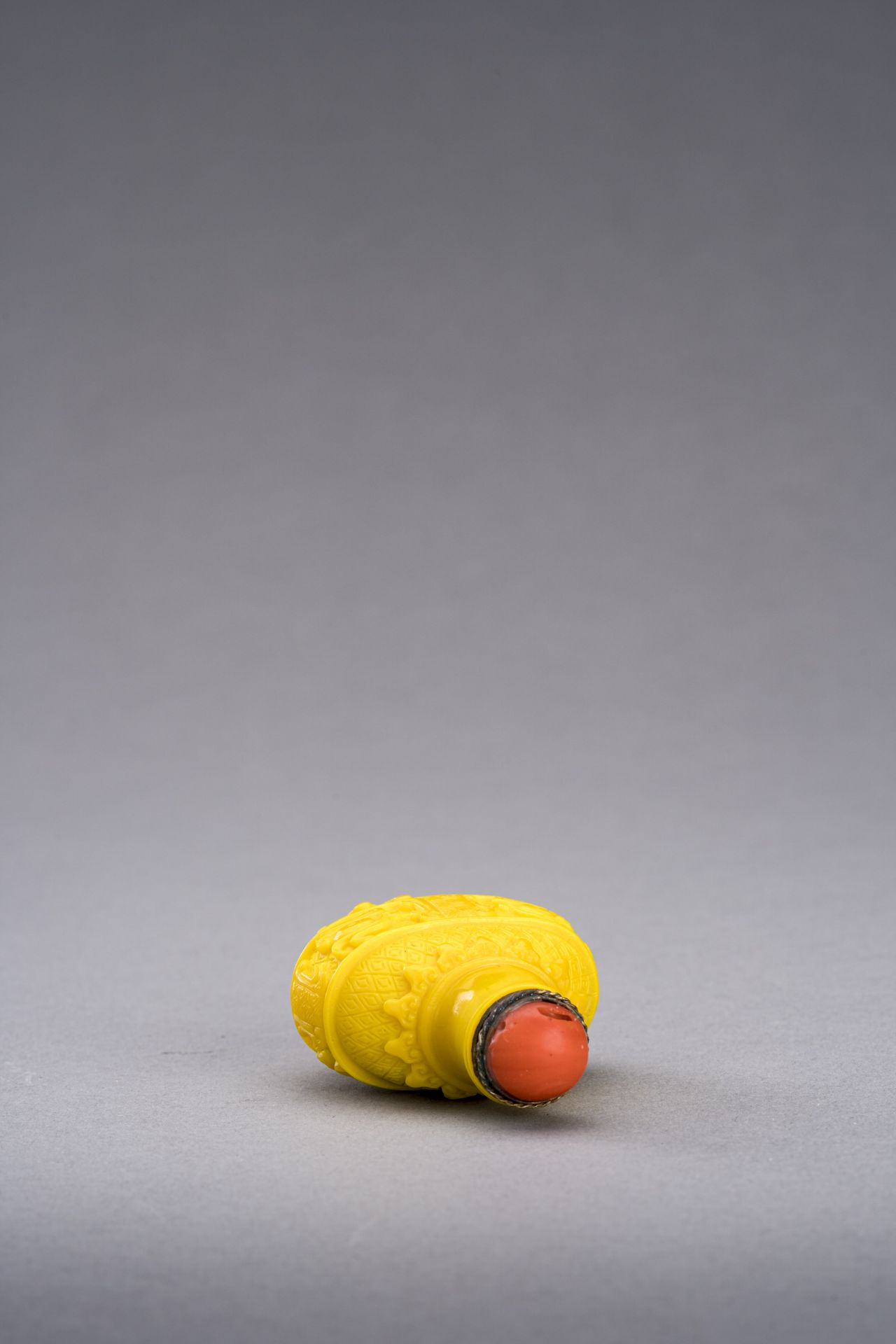 AN ARCHAISTIC YELLOW GLASS SNUFF BOTTLE, c. 1920s - Image 5 of 6