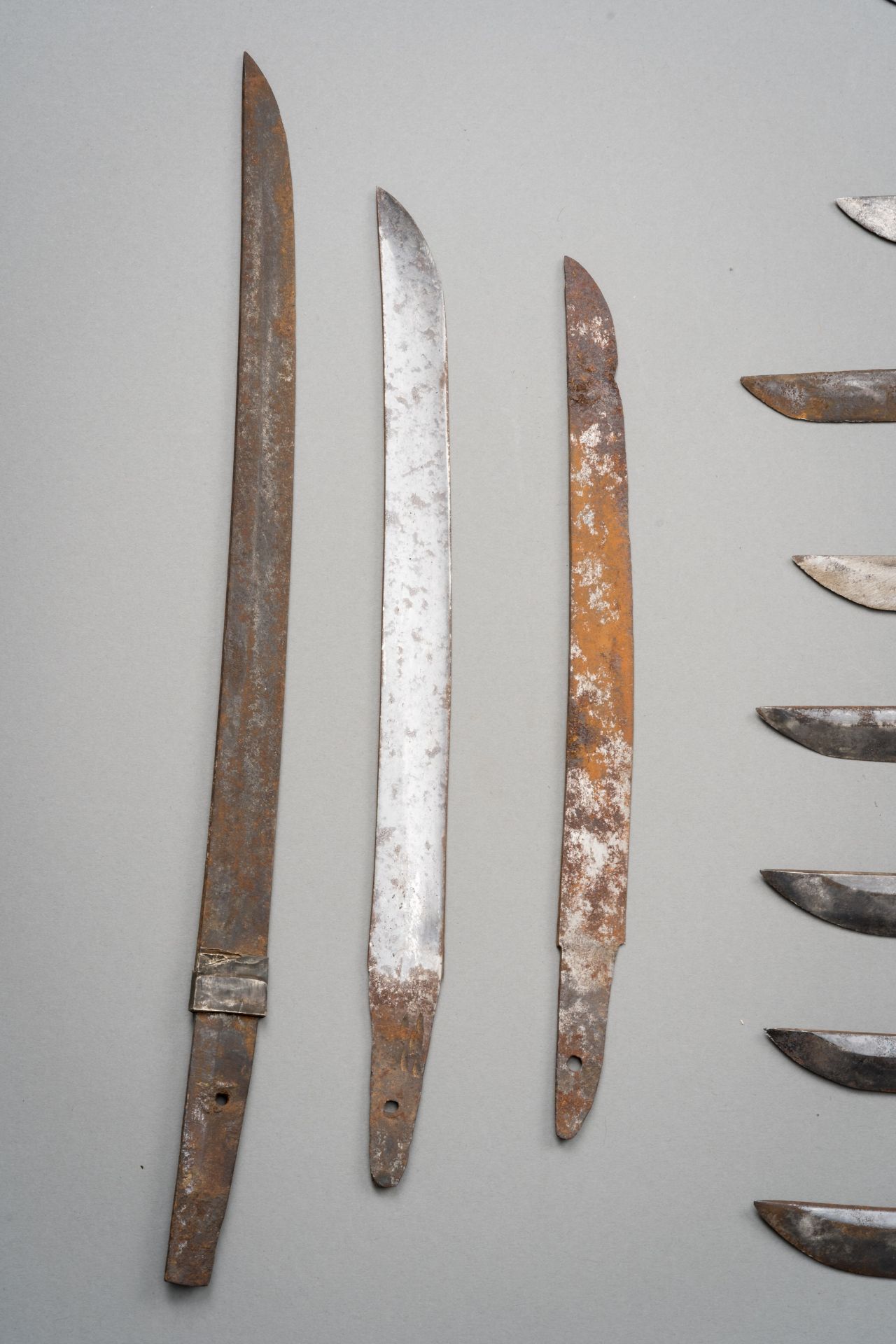 A COLLECTION WITH FIFTEEN SWORD BLADES - Image 7 of 7