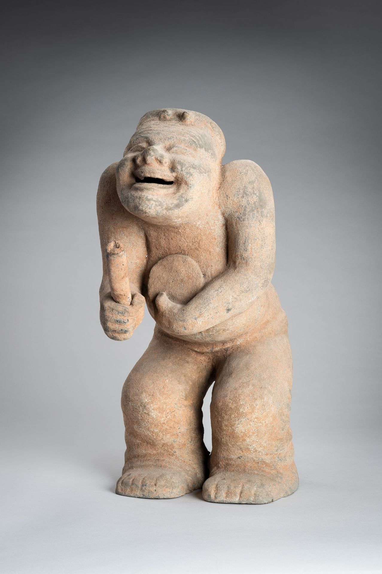 A HAN-STYLE TERRACOTTA FIGURE OF A SQUATTING DRUMMER - Bild 6 aus 16