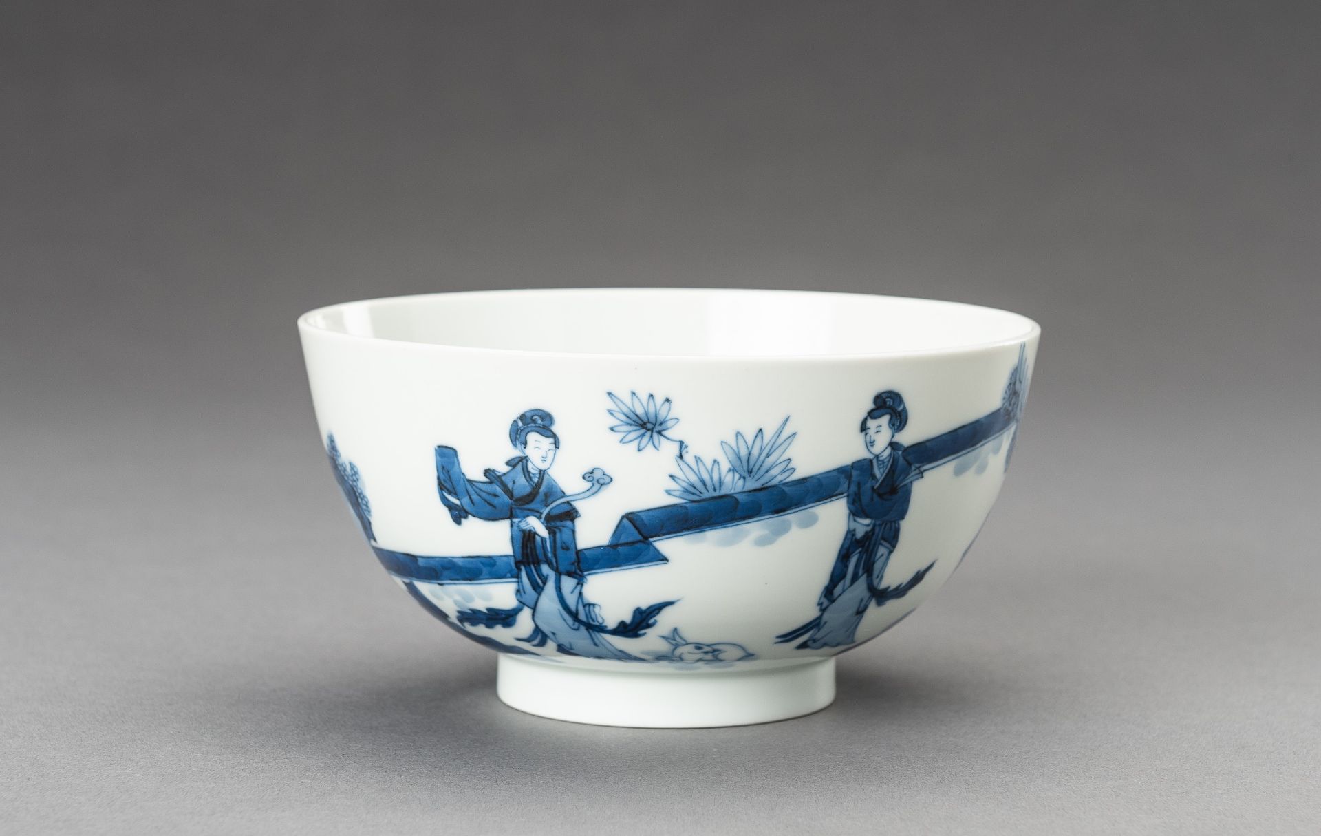 A KANGXI STYLE BLUE AND WHITE 'LADIES IN PALACE' PORCELAIN BOWL, 1920s