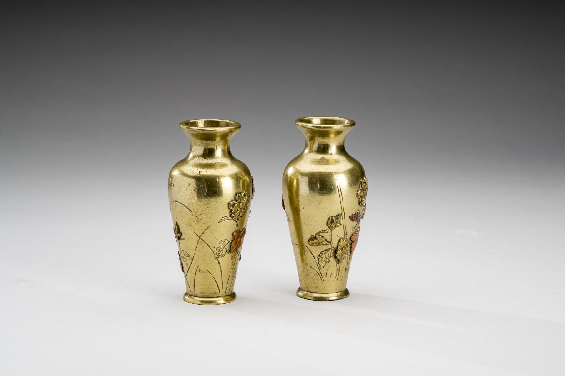A PAIR OF GOLDEN BRONZE VASES WITH CHRYSANTHEMUMS, MEIJI - Image 3 of 7