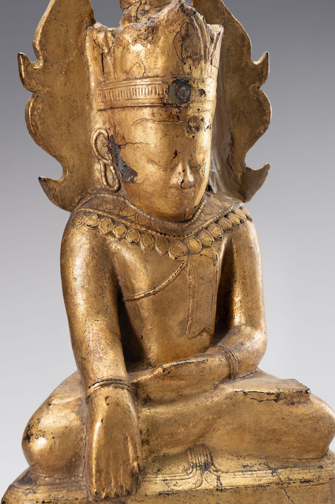 A GOLD LACQUERED WOOD FIGURE OF BUDDHA - Bild 3 aus 11