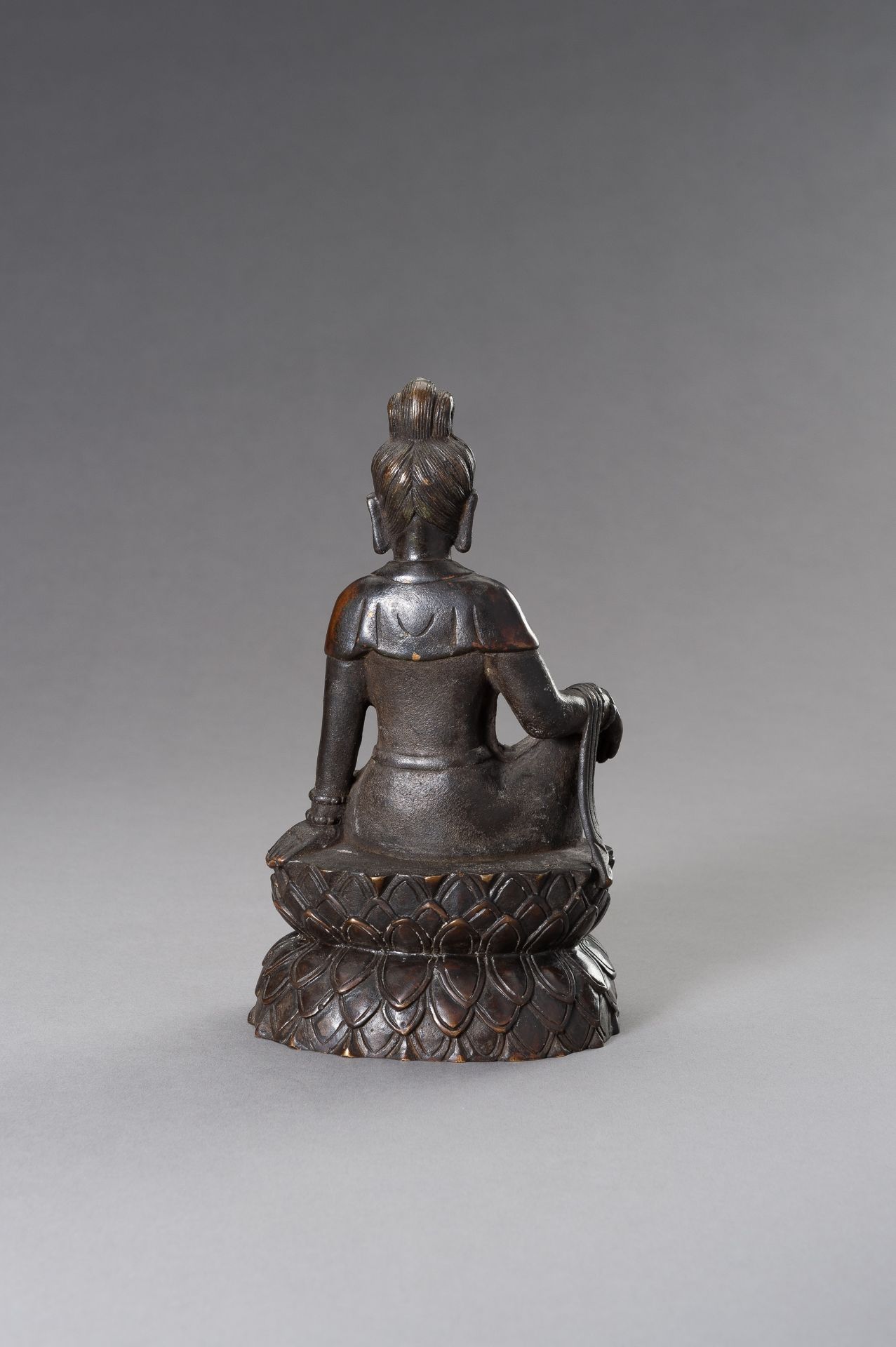 A BRONZE FIGURE OF GUANYIN, REPUBLIC PERIOD - Bild 7 aus 8