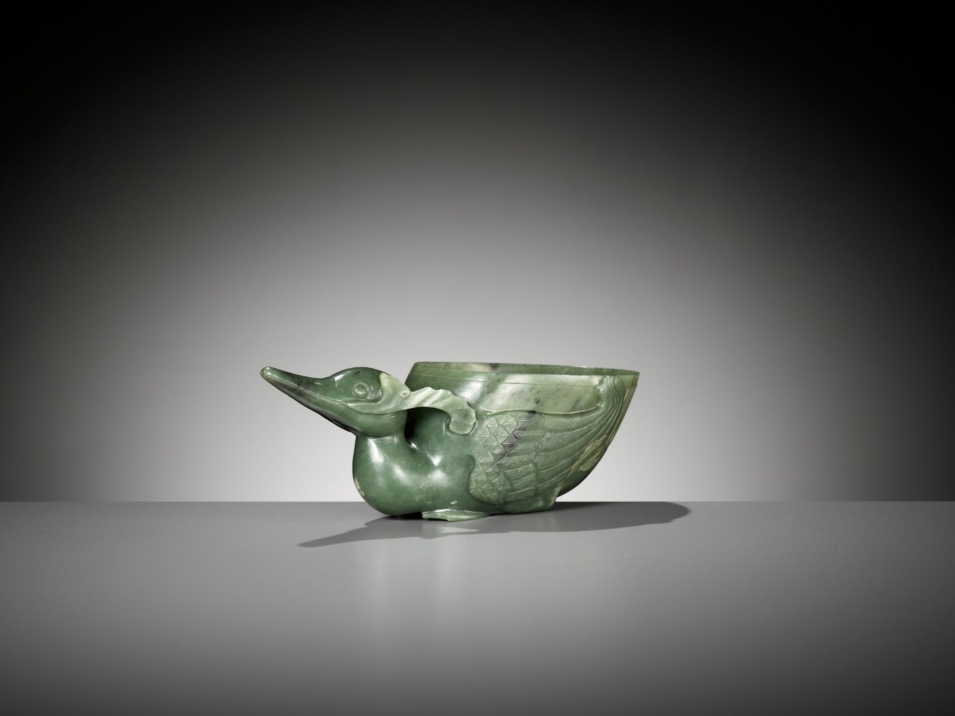 A SPINACH GREEN JADE 'DUCK' LIBATION CUP, QING DYNASTY - Bild 2 aus 9