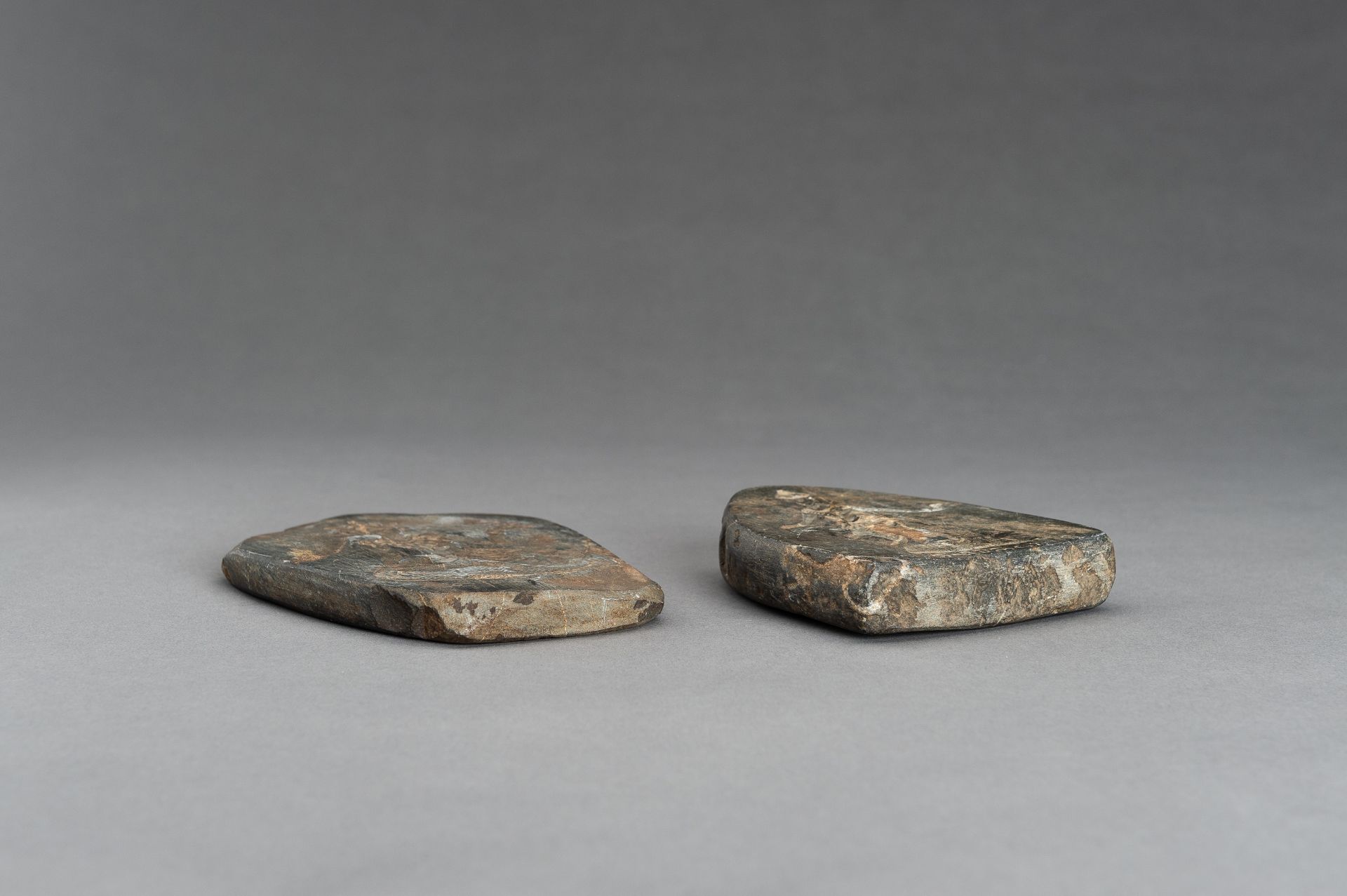 A SET OF TWO LARGE BURMESE LIMESTONE SEALS - Bild 8 aus 13