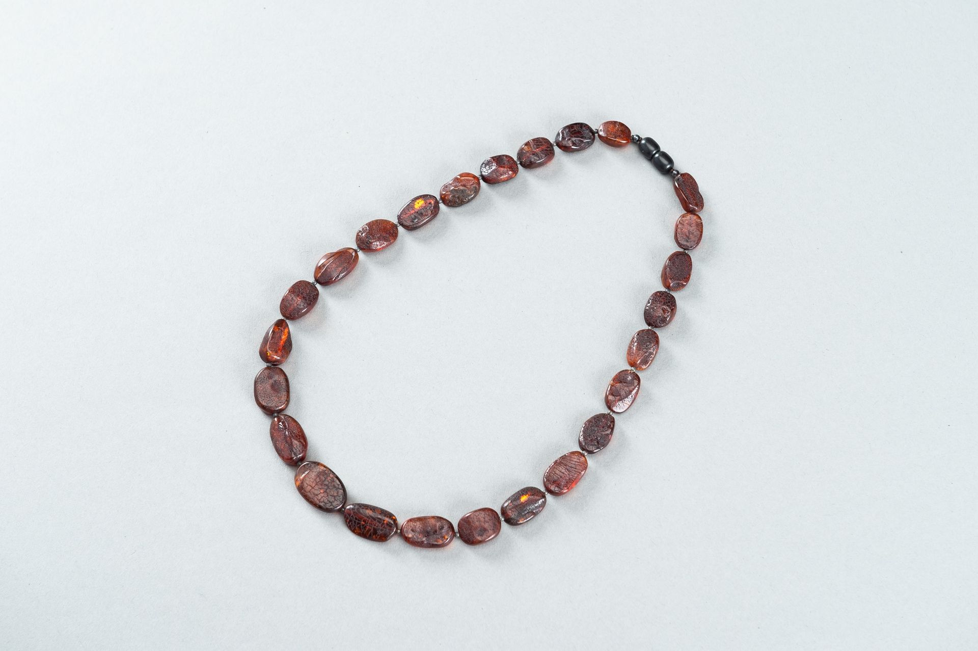 A FINE BURMESE AMBER NECKLACE - Bild 8 aus 8