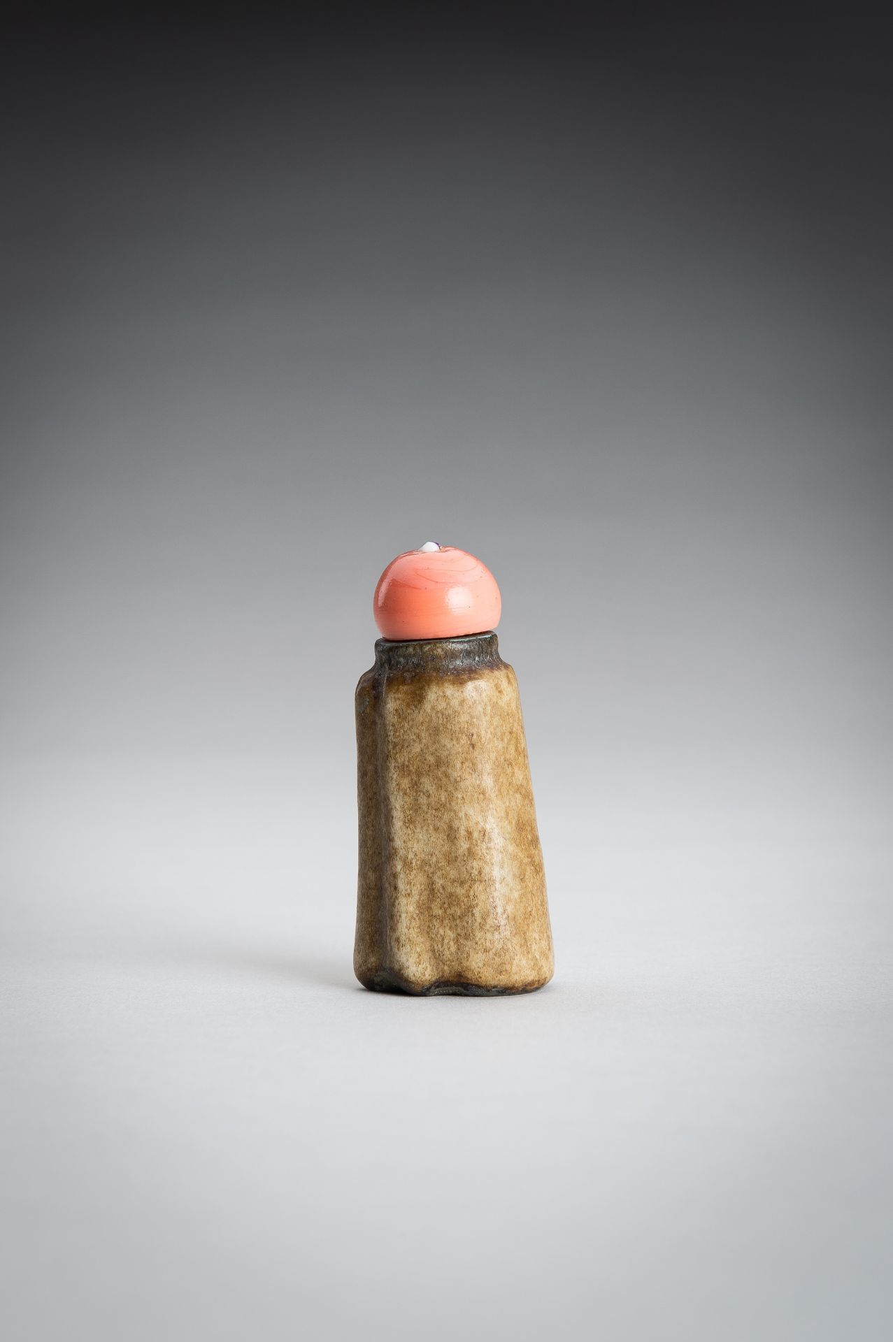 A STONEWARE SNUFFBOTTLE IN IMITATION OF BONE - Image 5 of 12