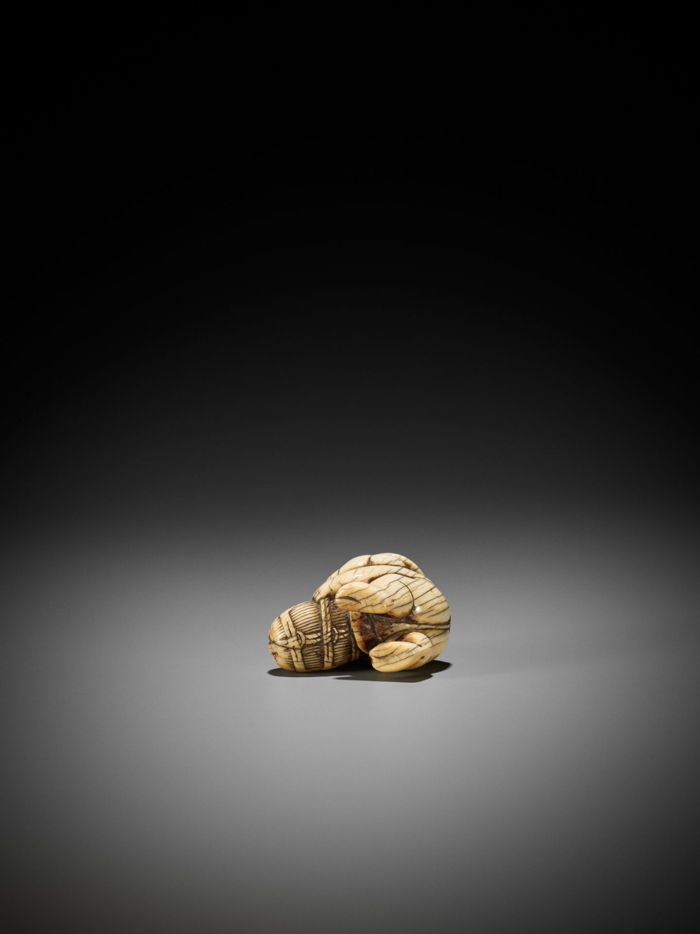 AN IVORY SHUNGA NETSUKE OF DAIKOKU WITH RICE BALE - Bild 9 aus 12