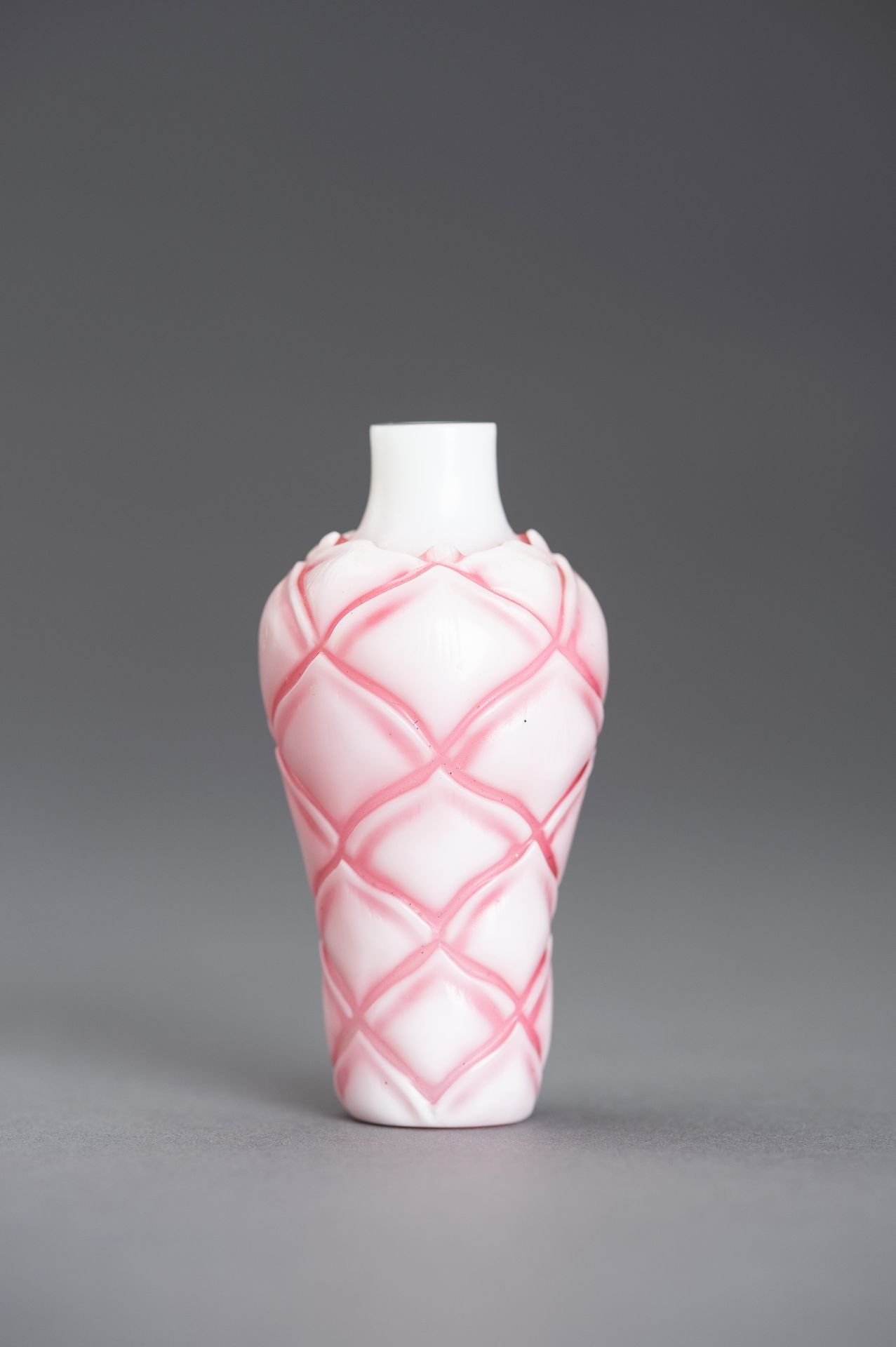 A SANDWICHED PINK GLASS 'LOTUS' SNUFF BOTTLE - Image 4 of 11